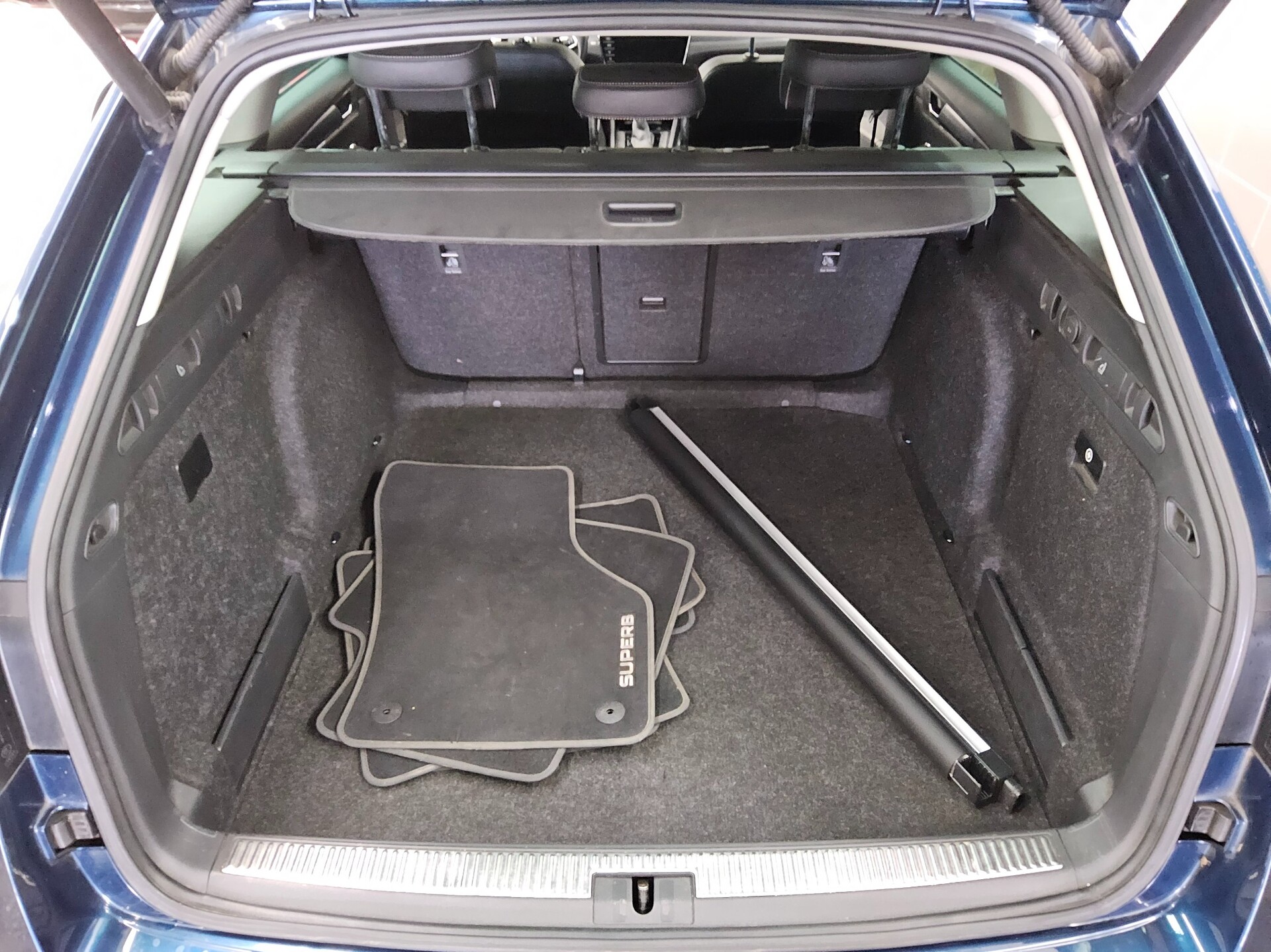 Skoda Superb Kombi 2.0 TDI Premium Ed. Navi LED vc ACC 12