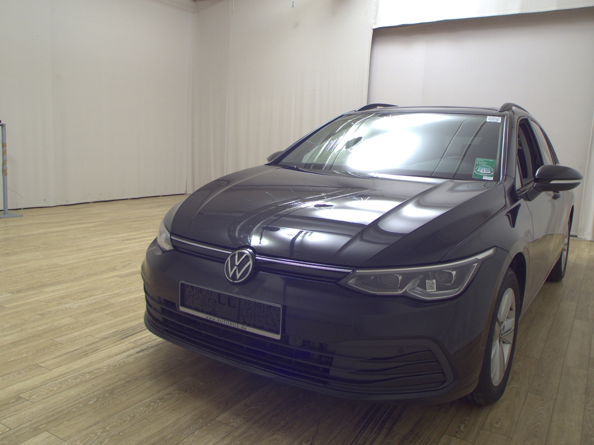 Volkswagen Golf-8 Var. 2.0 TDI Life Navi Pano Matrix DC AHK 2