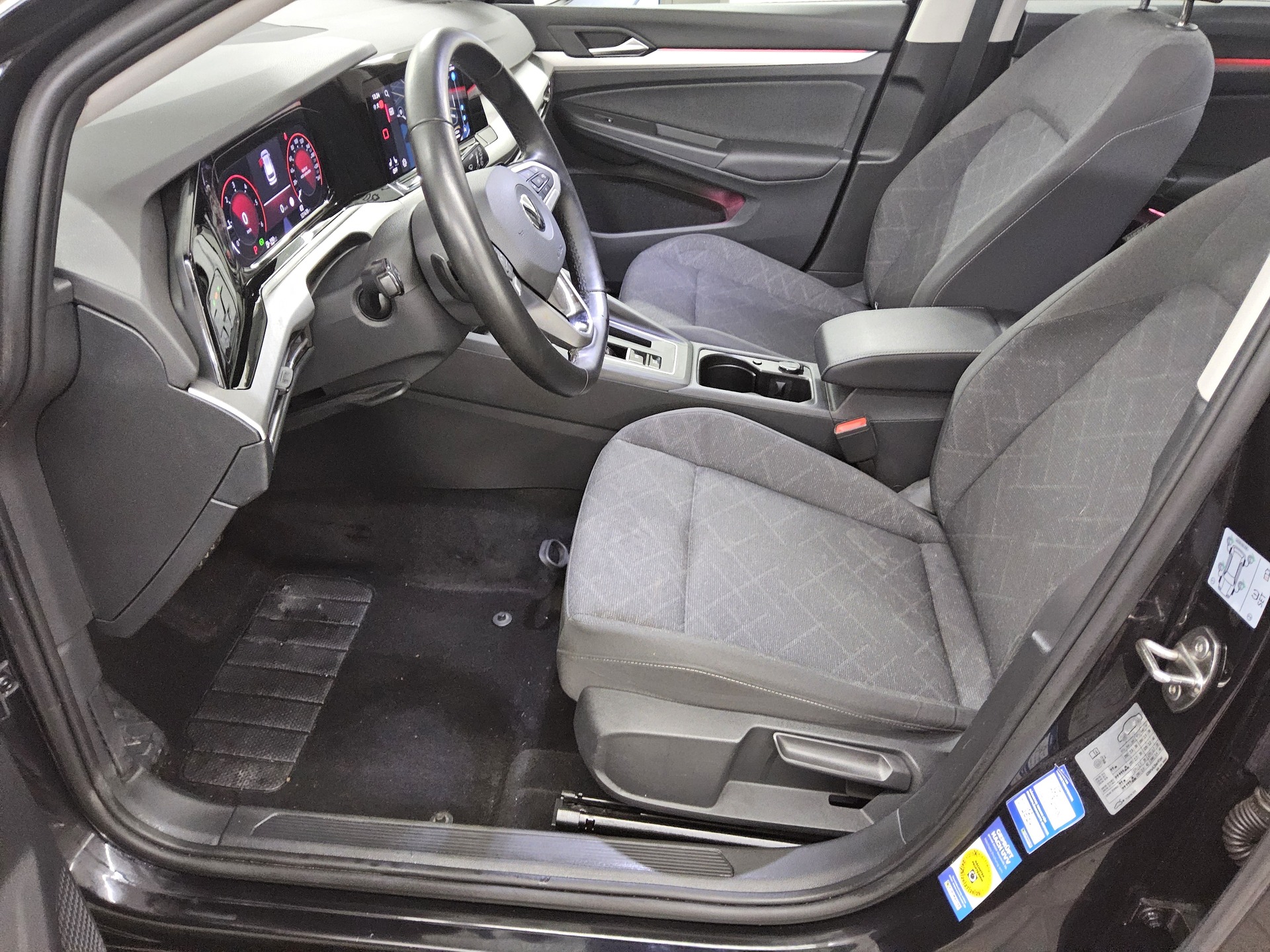 Volkswagen Golf-8 Var. 2.0 TDI Life Navi Pano Matrix DC AHK 9