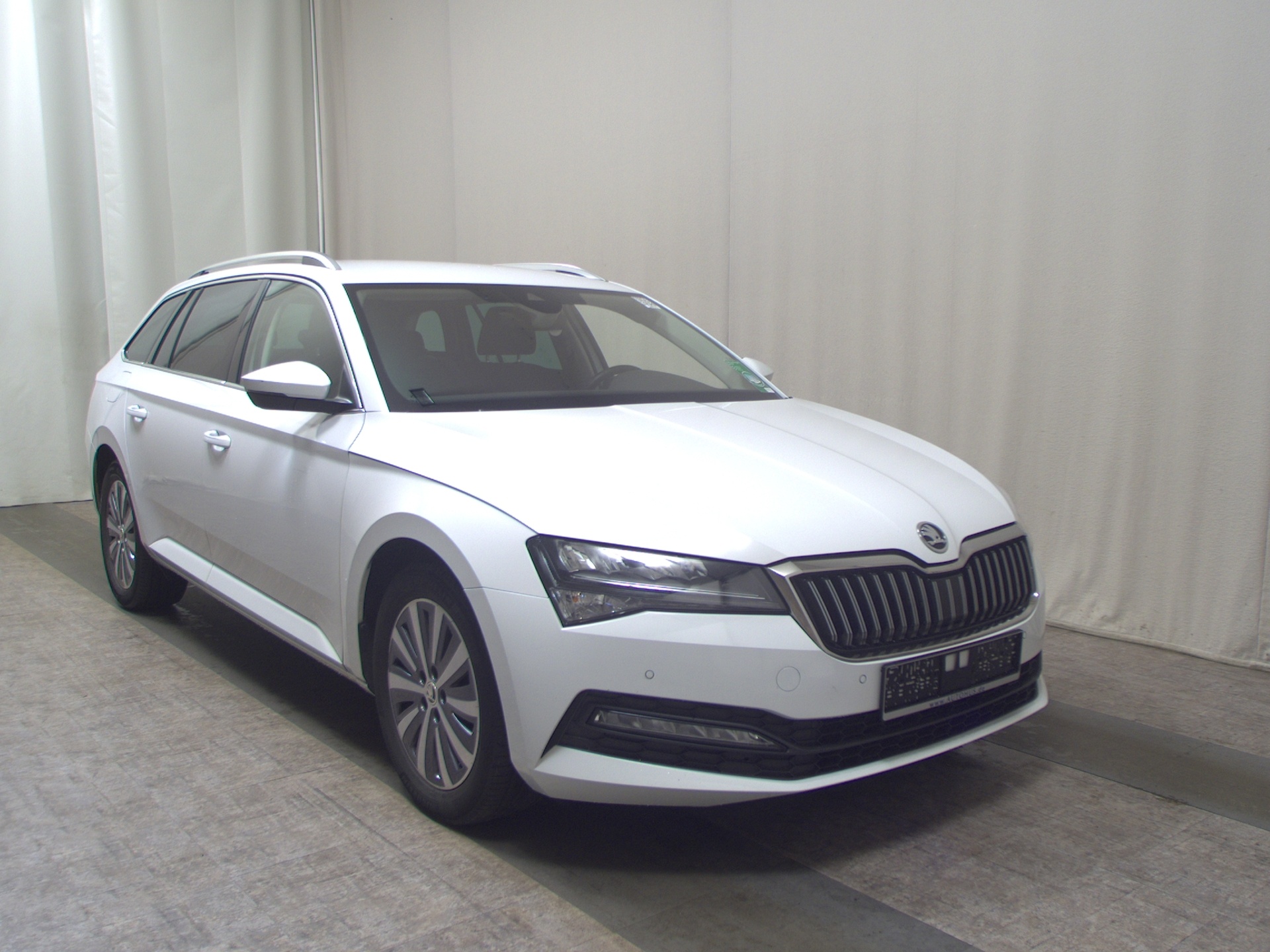 Skoda Superb Kombi 2.0 TDI Ambition Navi LED AHK AID 3