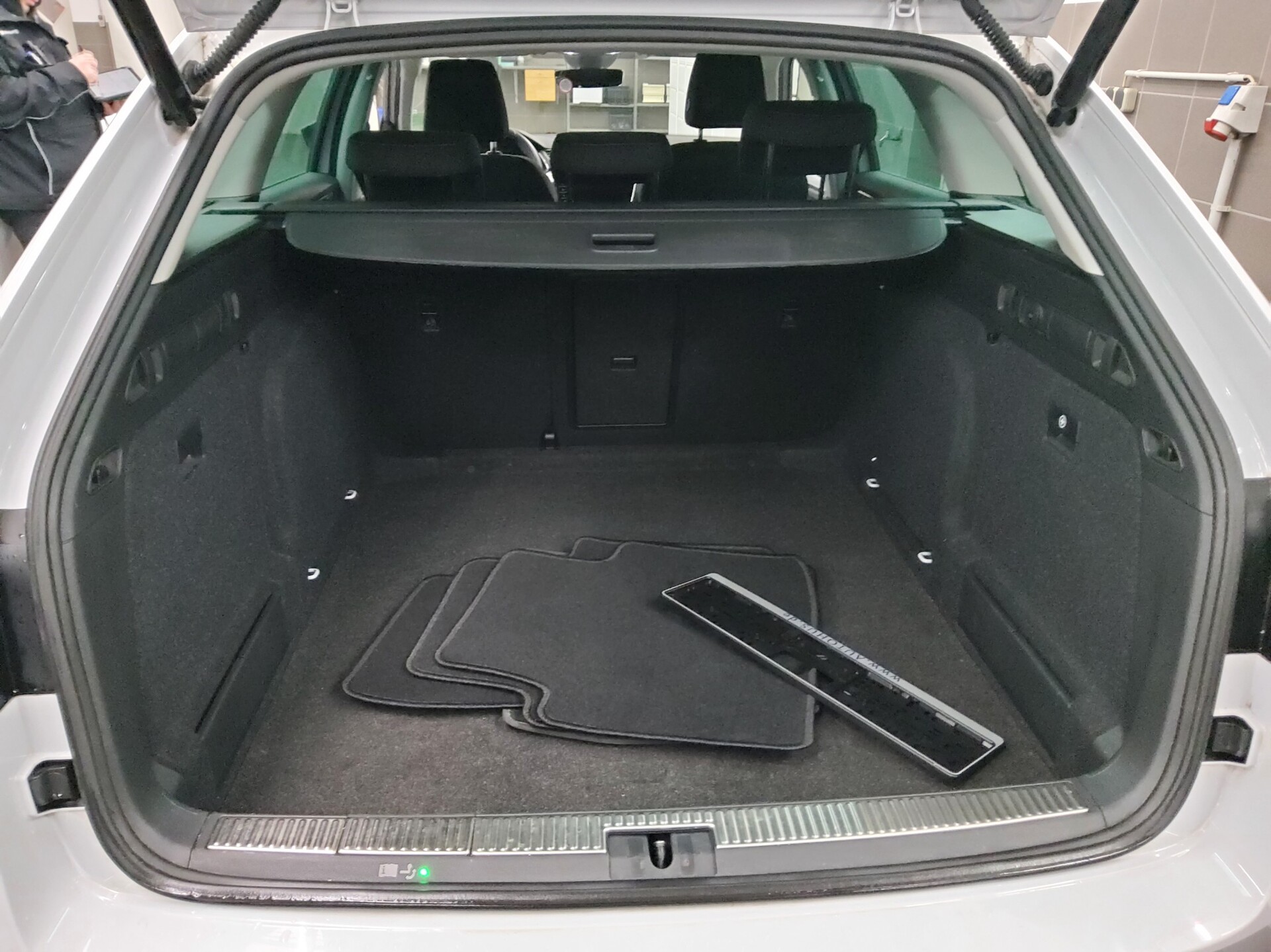 Skoda Superb Kombi 2.0 TDI Ambition Navi LED AHK AID 12