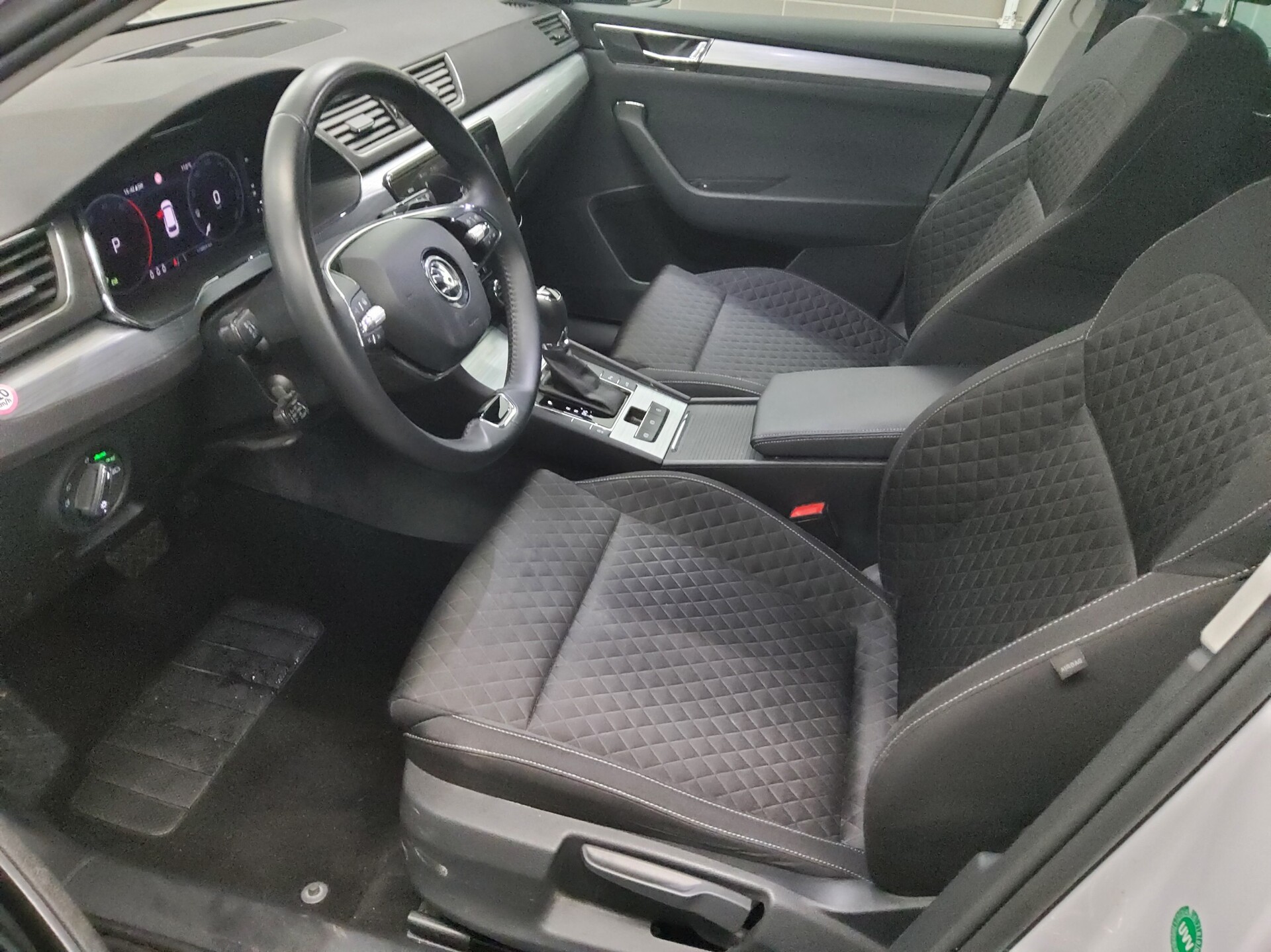 Skoda Superb Kombi 2.0 TDI Ambition Navi LED AHK AID 9