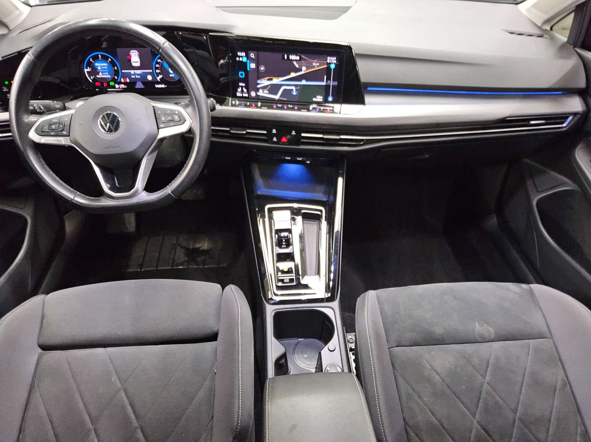 Volkswagen Golf-8 Var. 2.0 TDI Style Navi LED AID PDC Shz 5