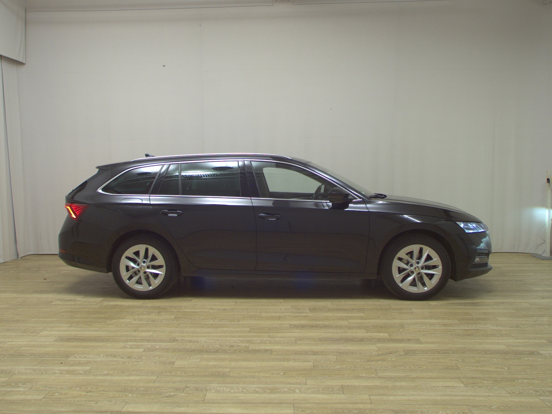 Skoda Octavia Kombi 2.0 TDI Style LED+ vc Pano RFK AHK