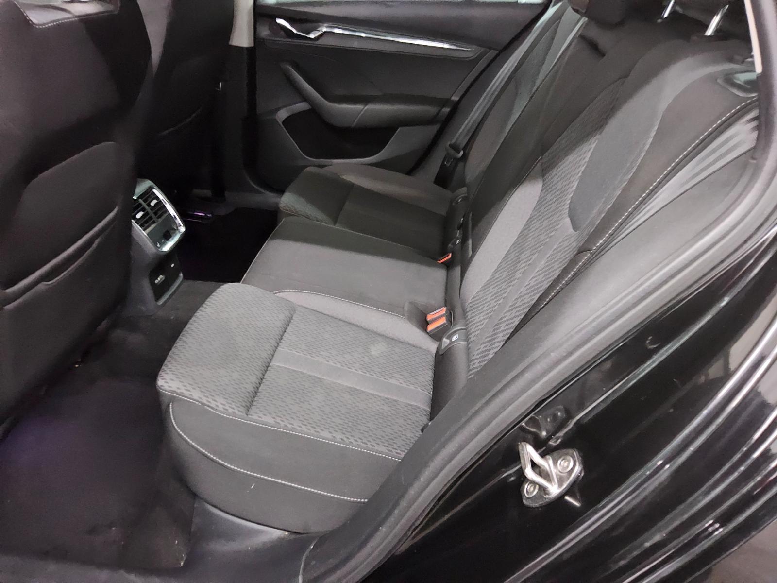 Skoda Octavia Kombi 2.0 TDI Style LED+ vc Pano RFK AHK 13