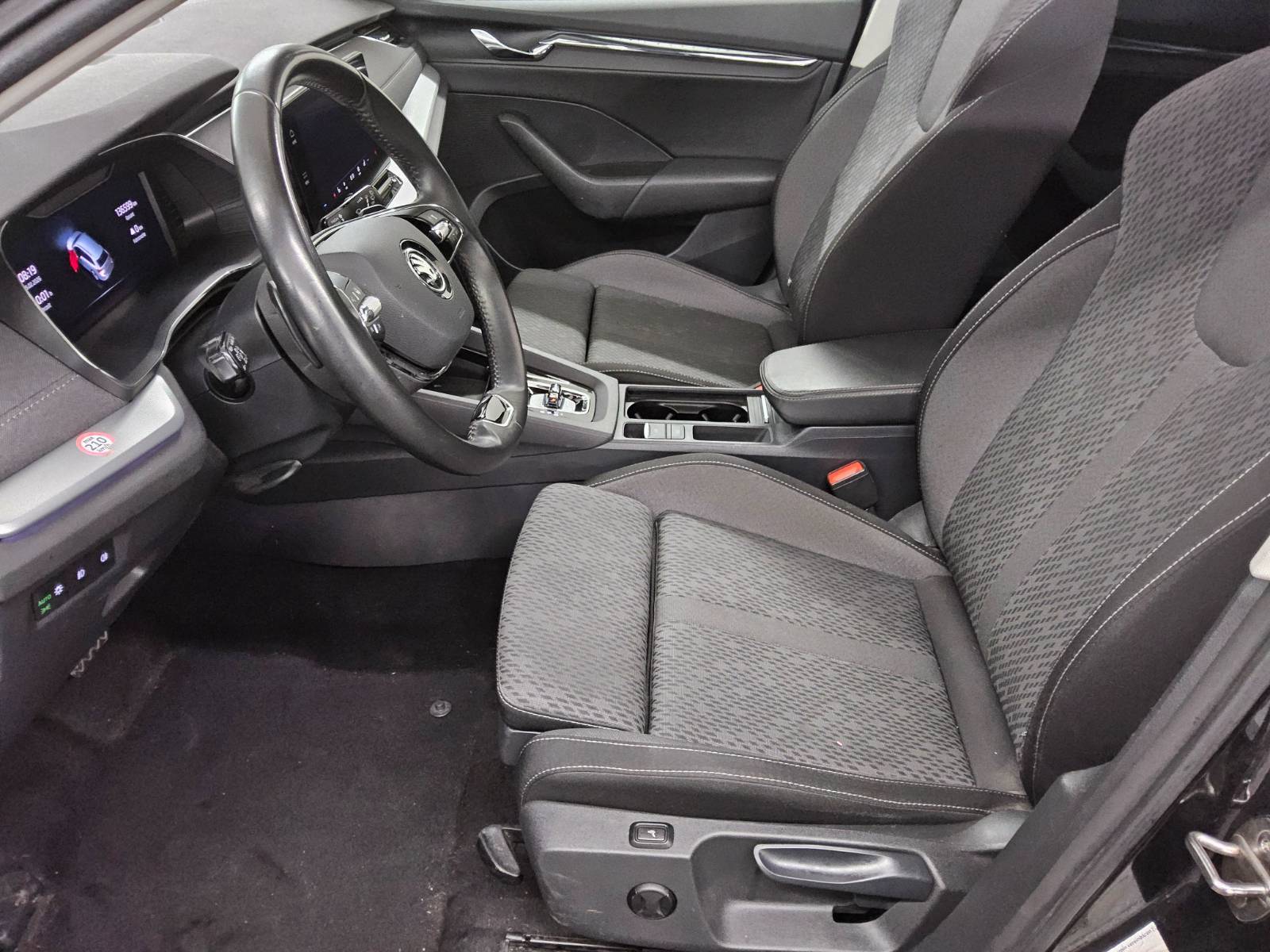 Skoda Octavia Kombi 2.0 TDI Style LED+ vc Pano RFK AHK 9