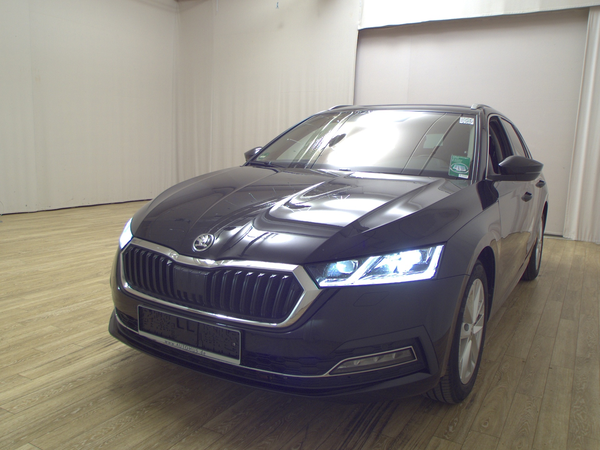 Skoda Octavia Kombi 2.0 TDI Style LED+ vc Pano RFK AHK 2