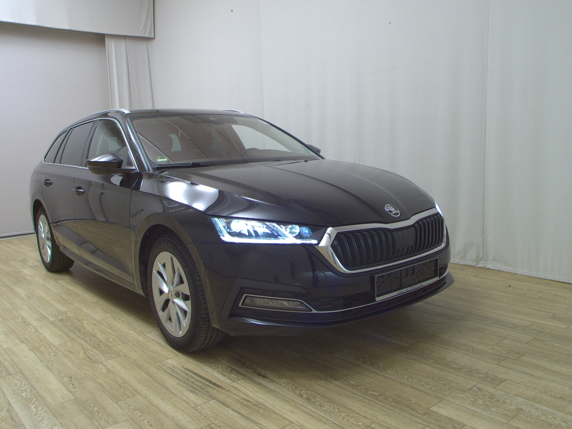 Skoda Octavia Kombi 2.0 TDI Style LED+ vc Pano RFK AHK 3