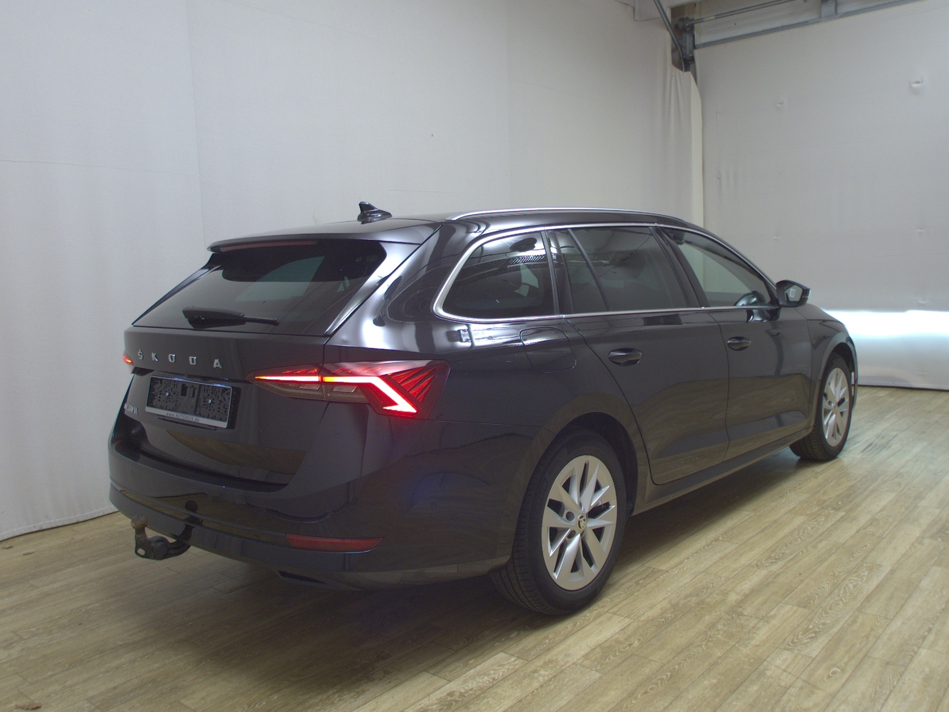 Skoda Octavia Kombi 2.0 TDI Style LED+ vc Pano RFK AHK 4