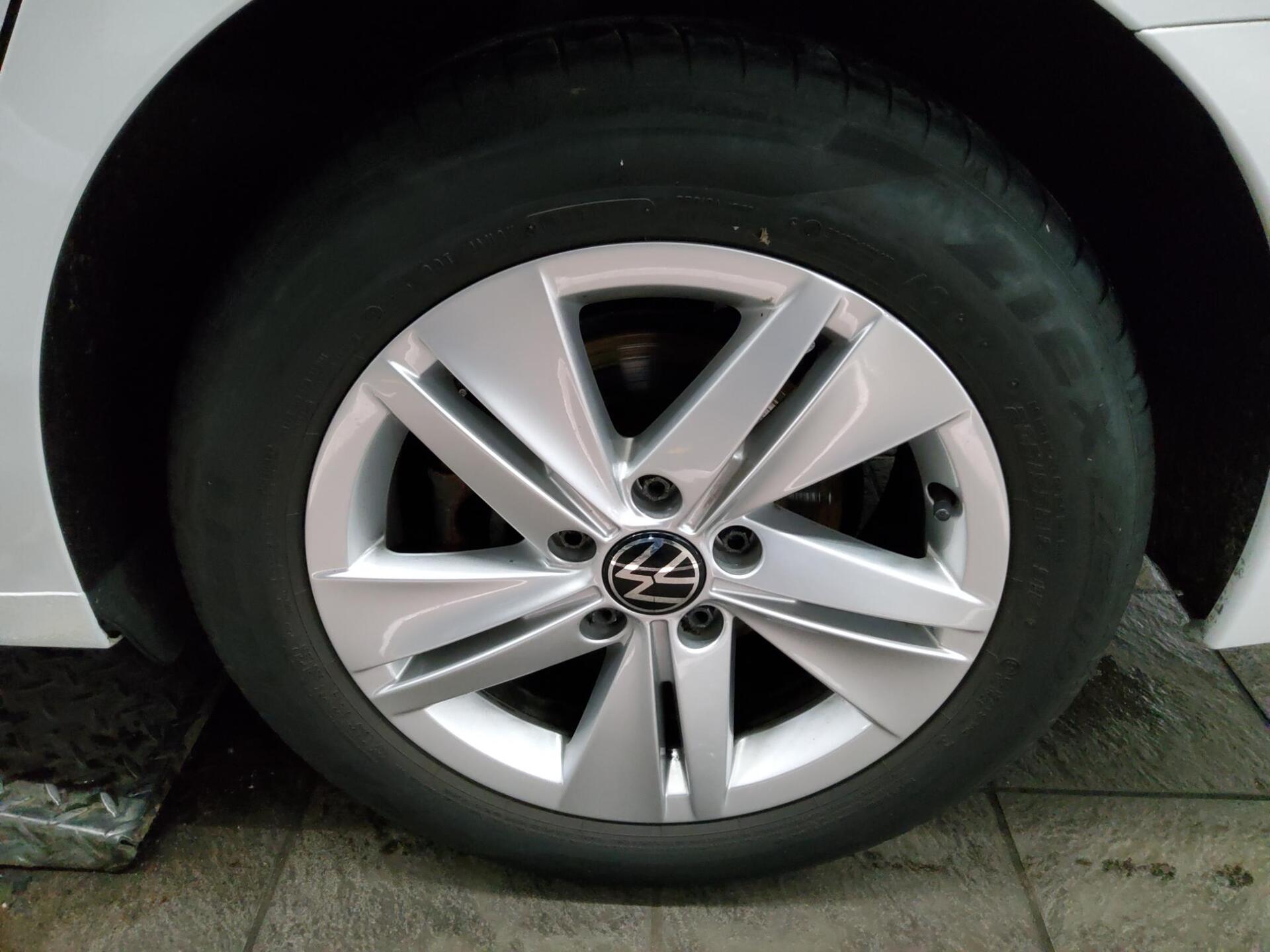 Volkswagen Golf-8 Var. 2.0 TDI Life Navi LED AID PDC 11