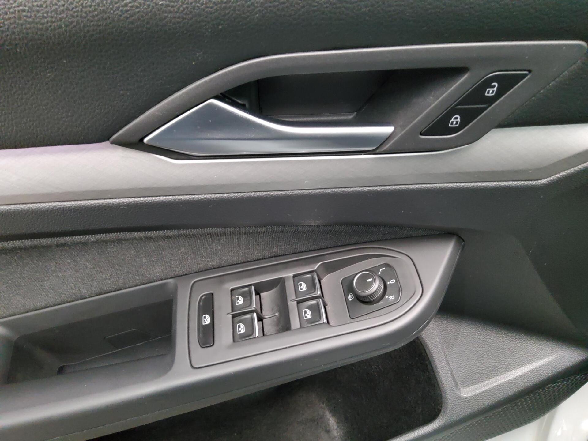 Volkswagen Golf-8 Var. 2.0 TDI Life Navi LED AID PDC 10