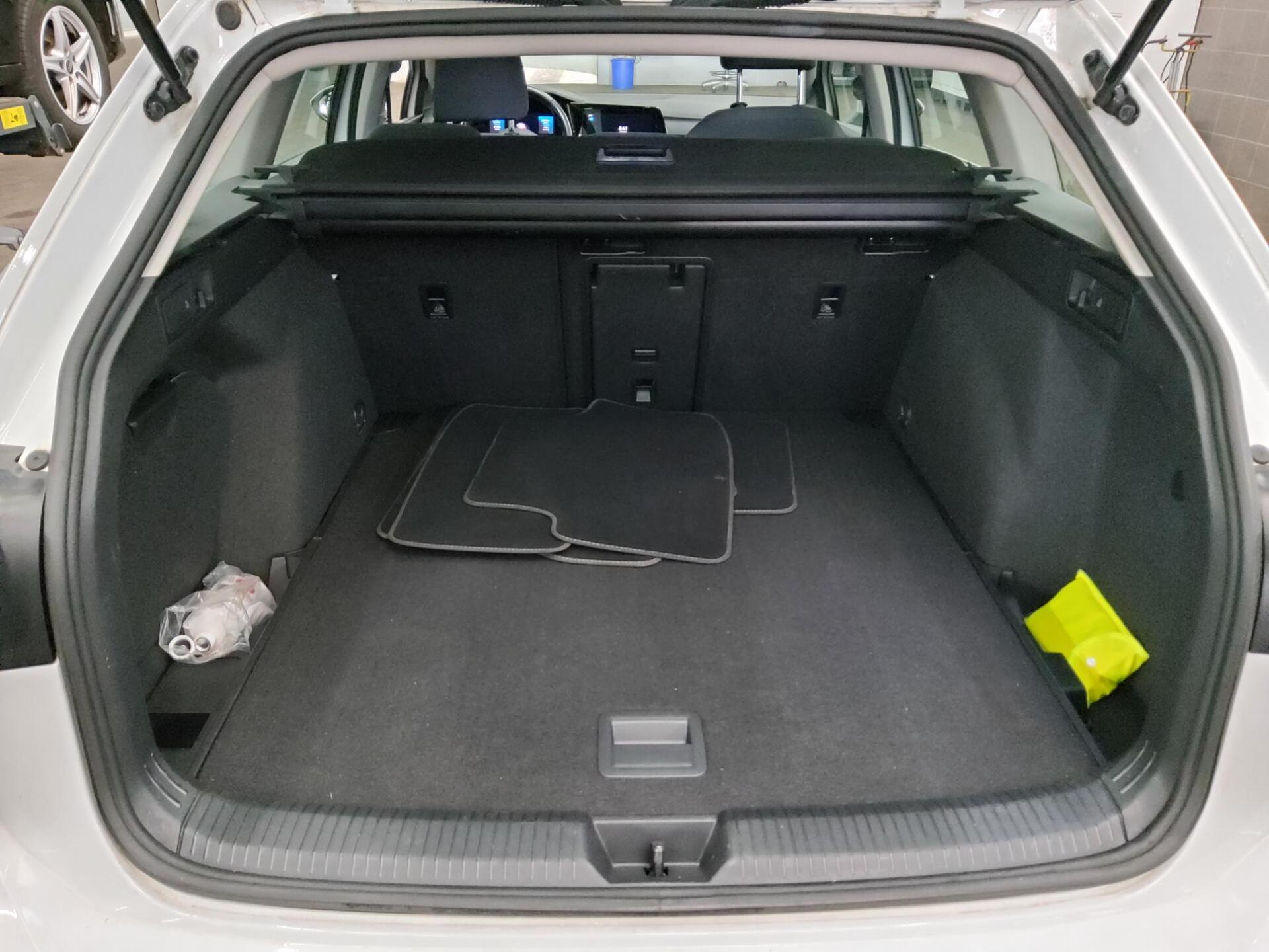 Volkswagen Golf-8 Var. 2.0 TDI Life Navi LED AID PDC 12