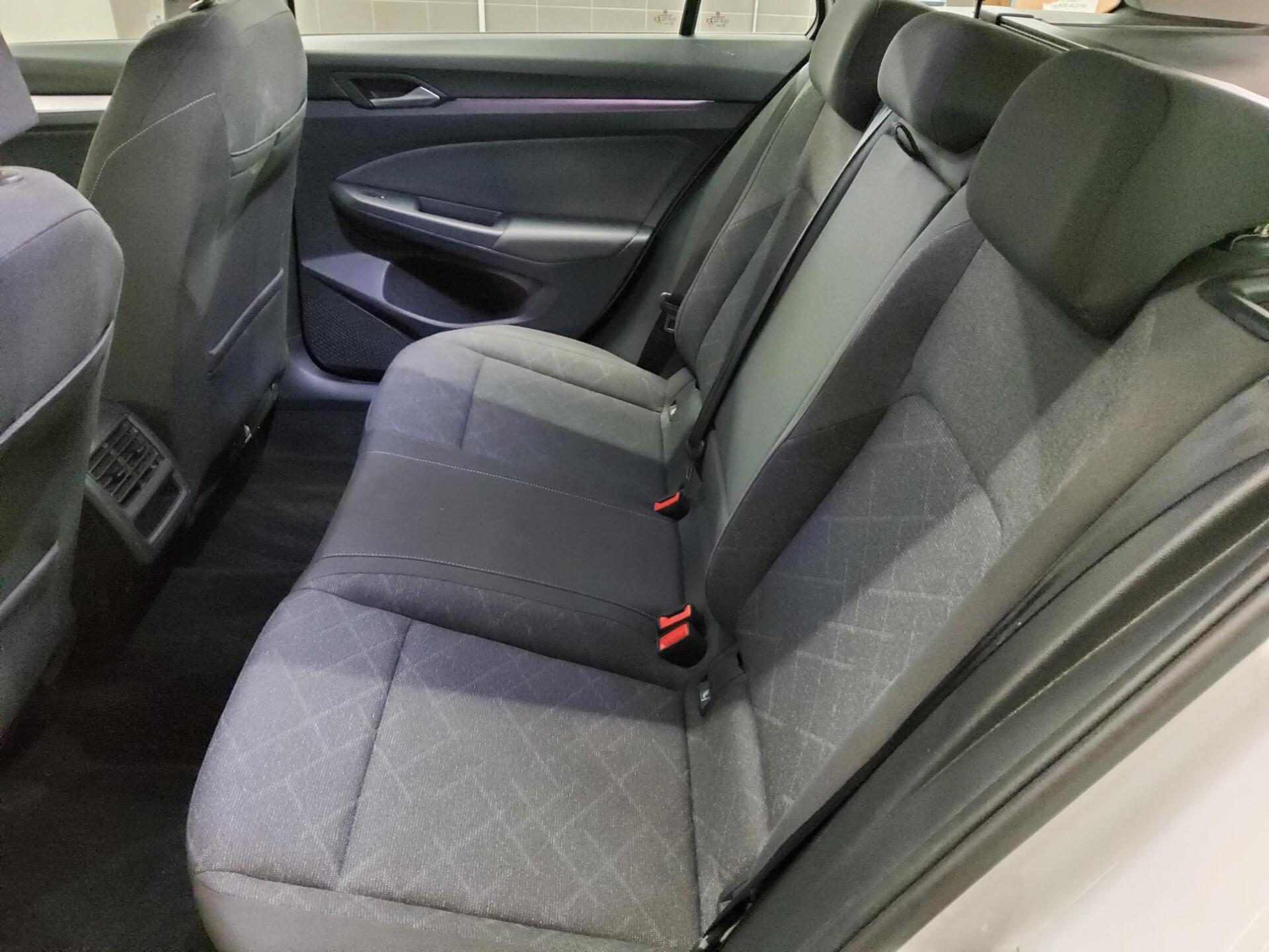 Volkswagen Golf-8 Var. 2.0 TDI Life Navi LED AID PDC 13