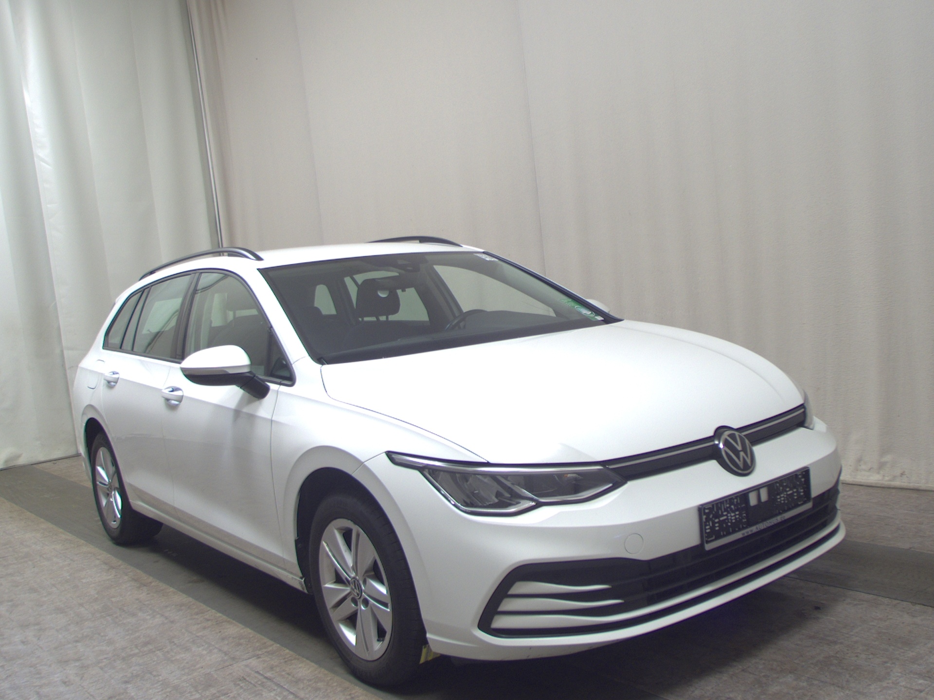 Volkswagen Golf-8 Var. 2.0 TDI Life Navi LED AID PDC 3