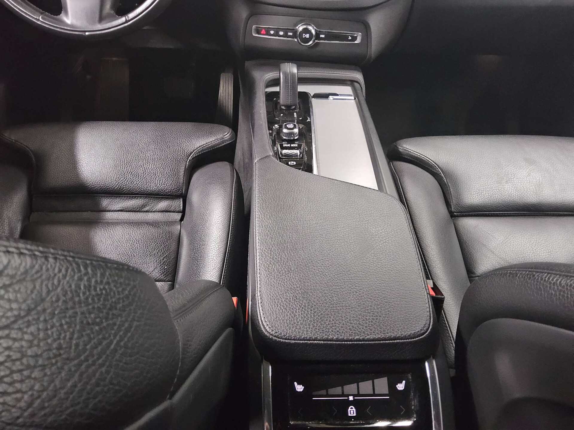 Volvo XC90 T8 AWD Hybrid Leder Navi LED H/K Sound 360° 6