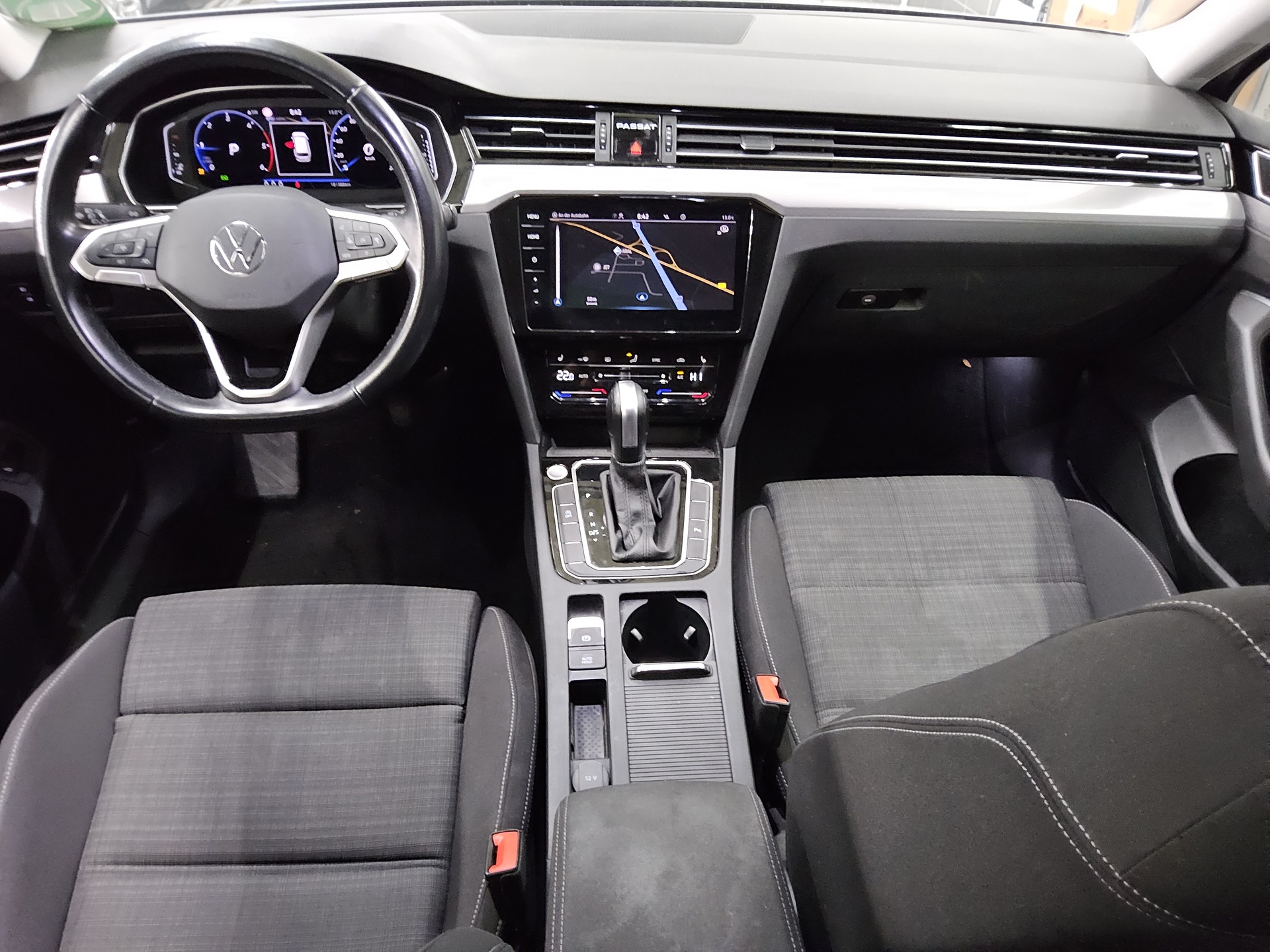 Volkswagen Passat Var. 2.0 TDI Business Navi LED DC AHK RFK 5