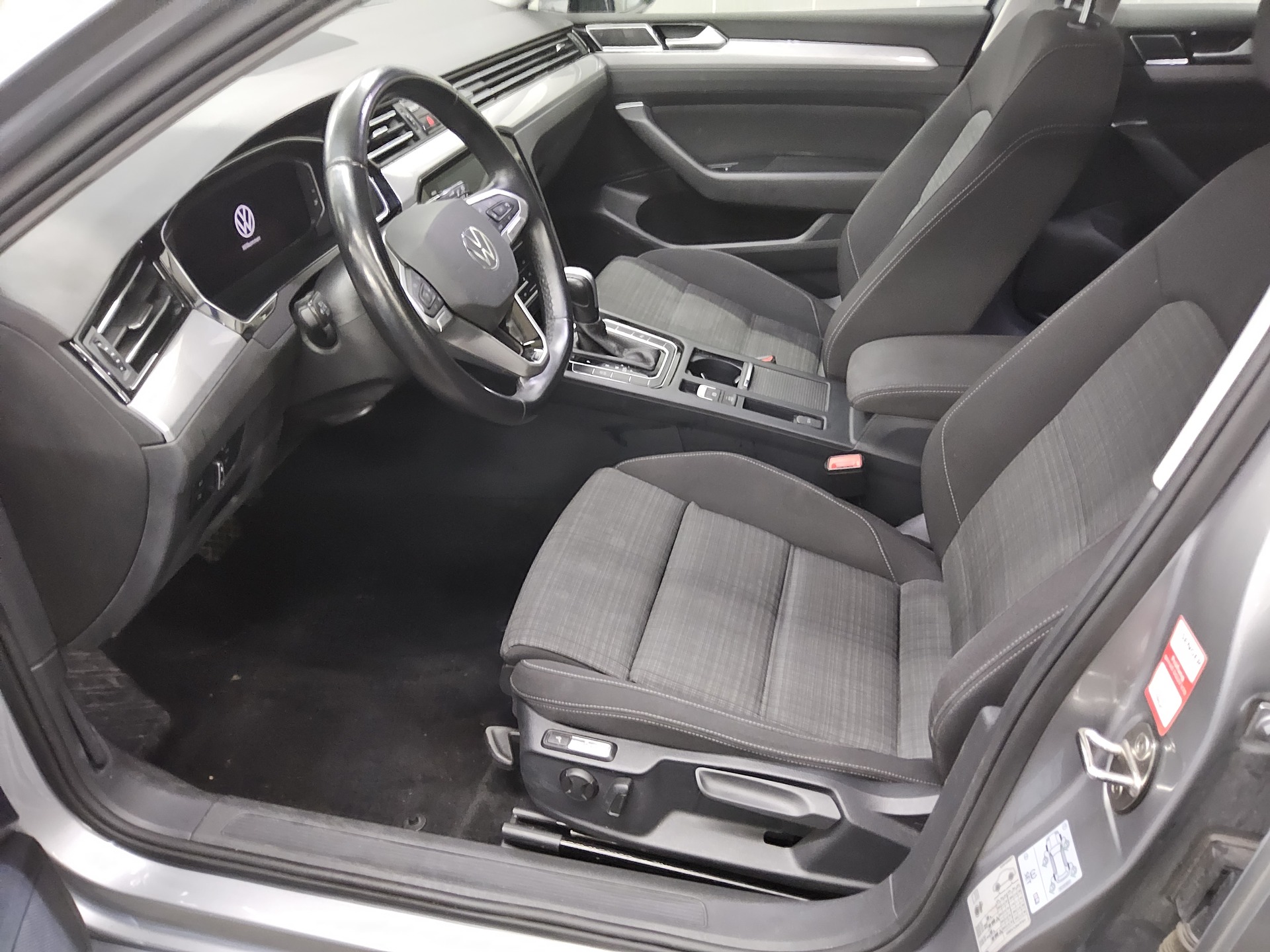 Volkswagen Passat Var. 2.0 TDI Business Navi LED DC AHK RFK 9