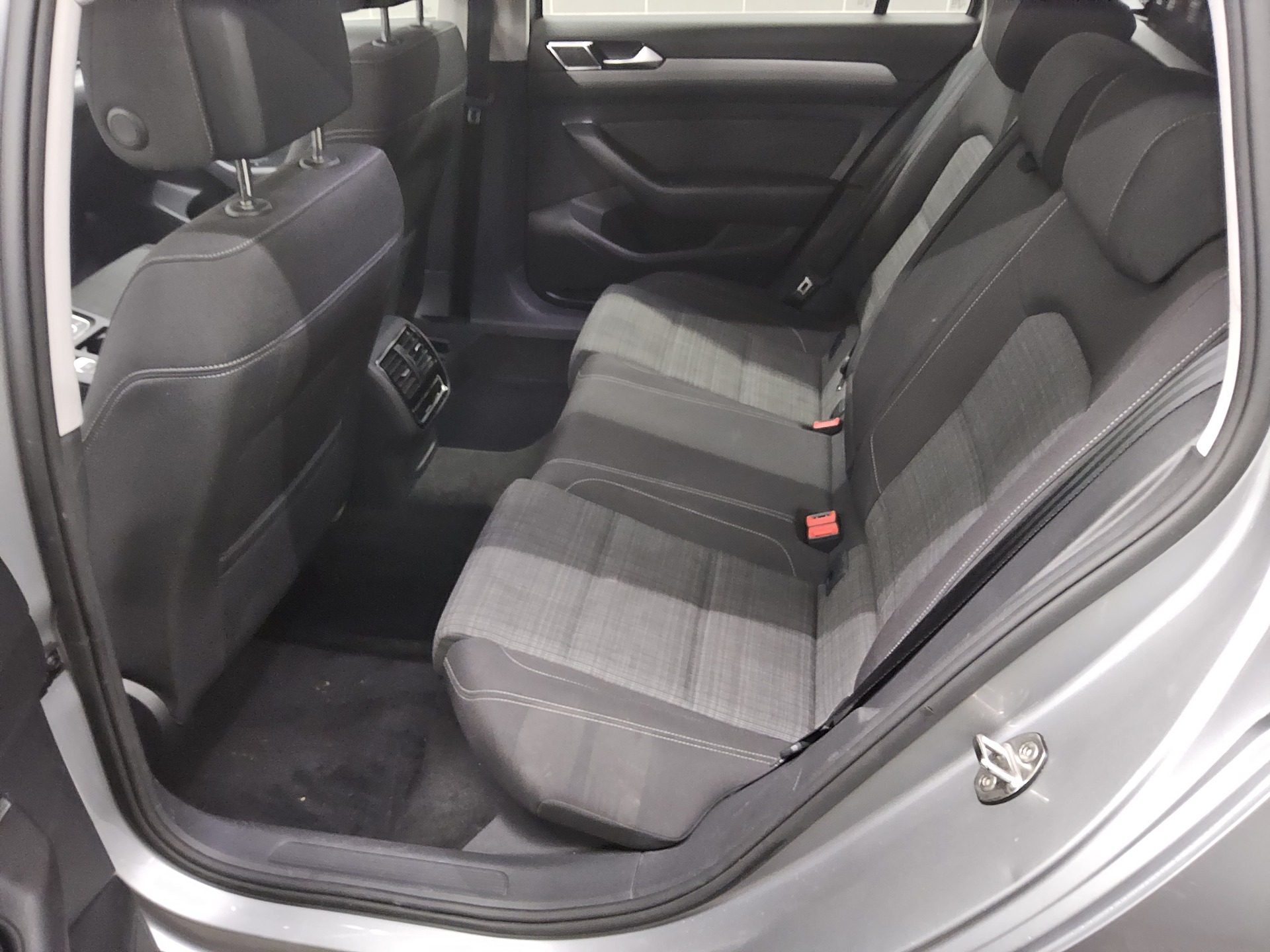 Volkswagen Passat Var. 2.0 TDI Business Navi LED DC AHK RFK 13