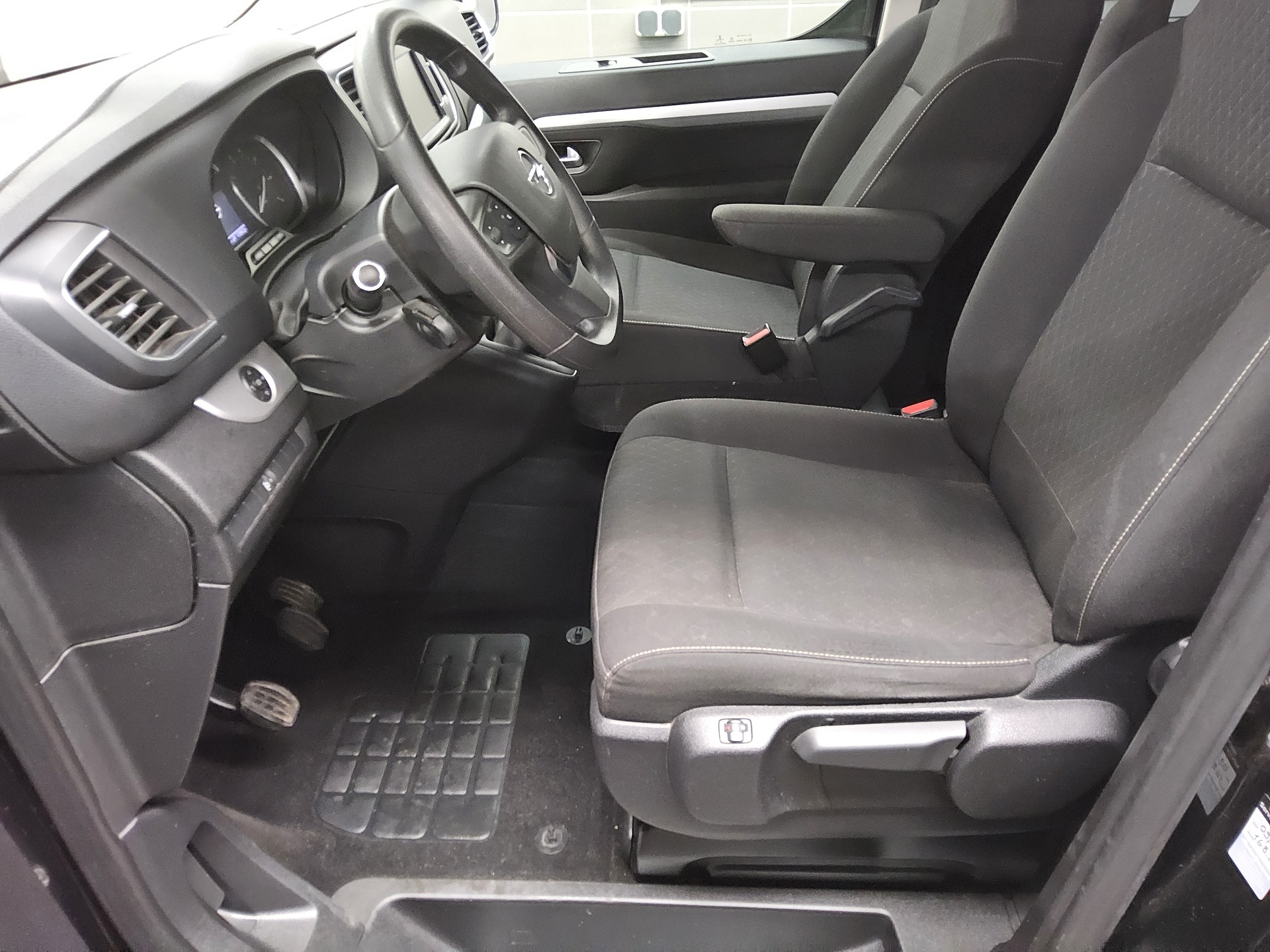 Opel Vivaro 2.0 D Edition M 8-Sitze Navi HuD AHK 8