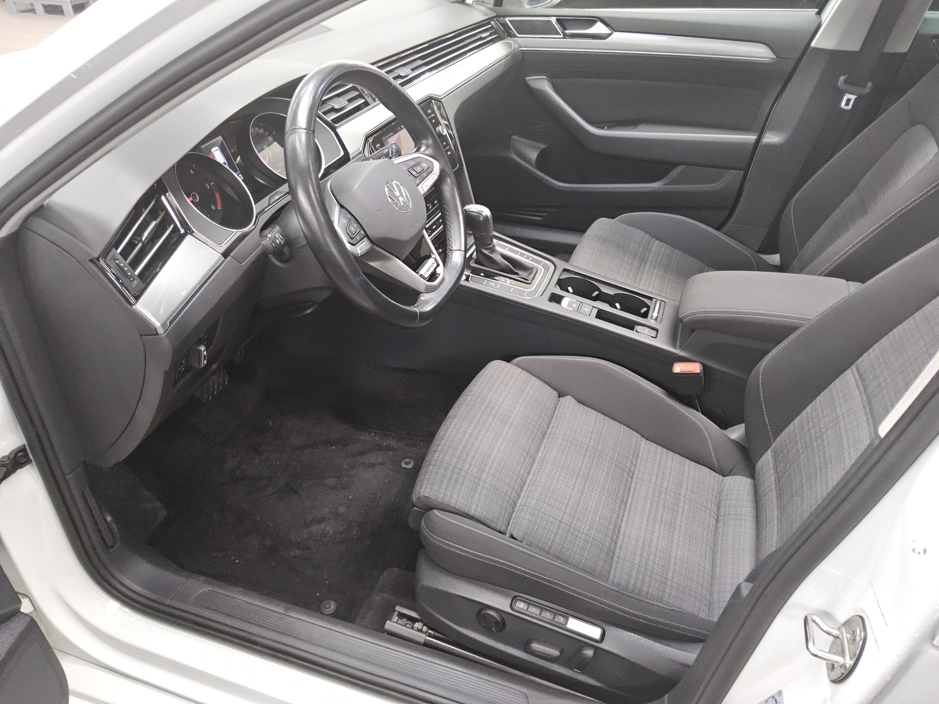 Volkswagen Passat Var. 2.0 TDI 4M Business Nav LED Pano RFK 8