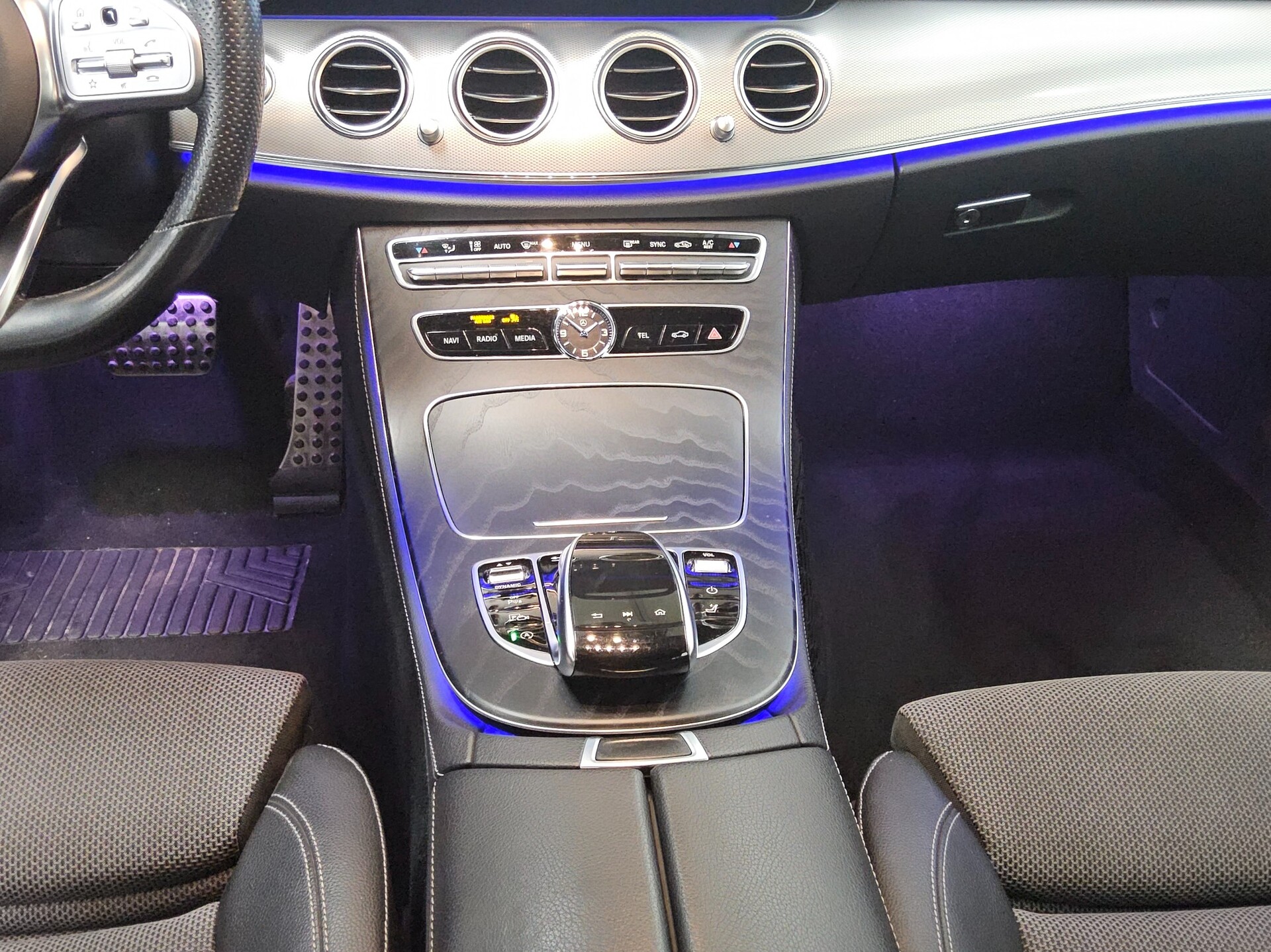 Mercedes-Benz E 220 T d AMG-Line Navi Widescreen LED RfK AHK 6