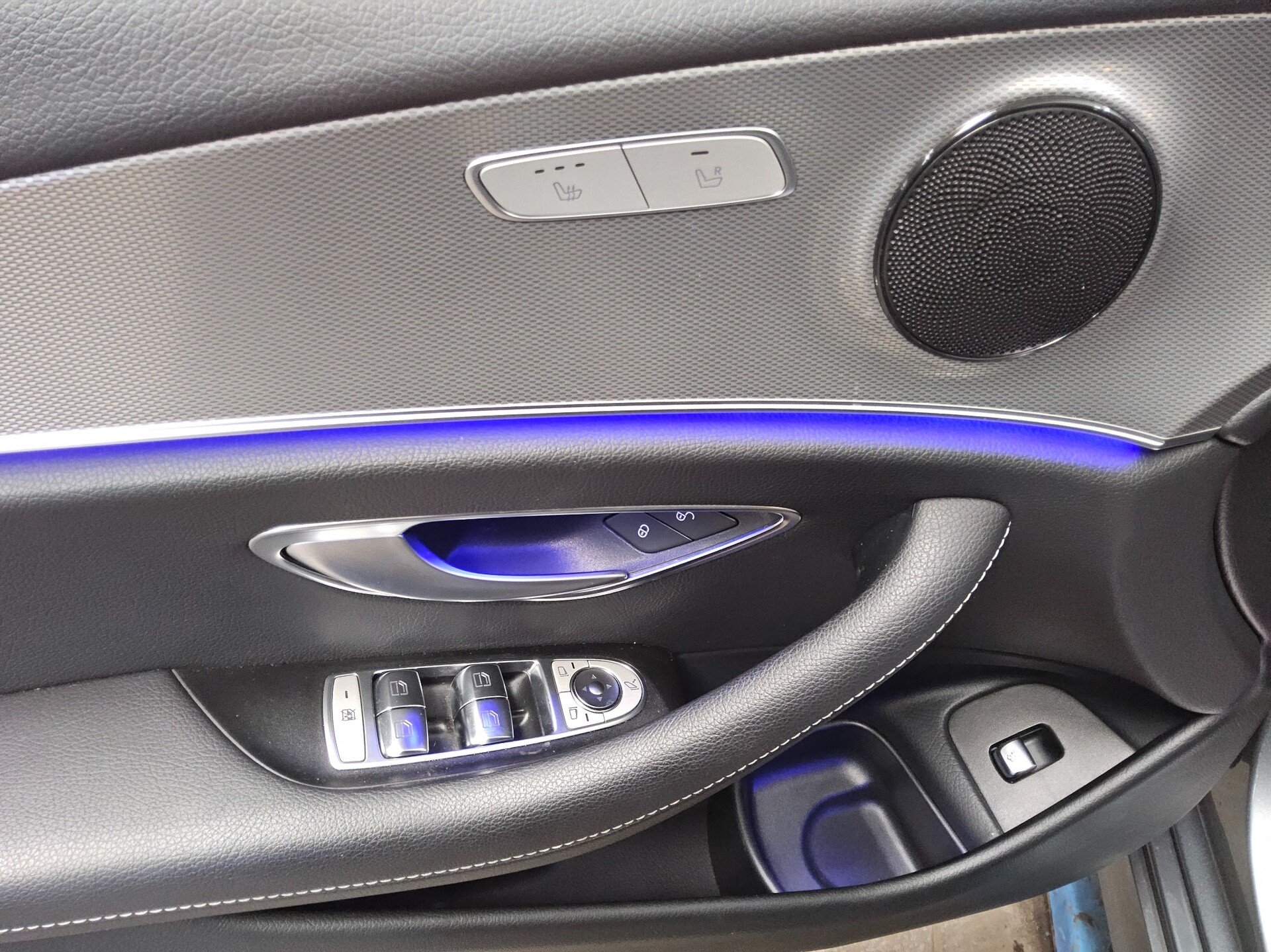 Mercedes-Benz E 220 T d AMG-Line Navi Widescreen LED RfK AHK 10