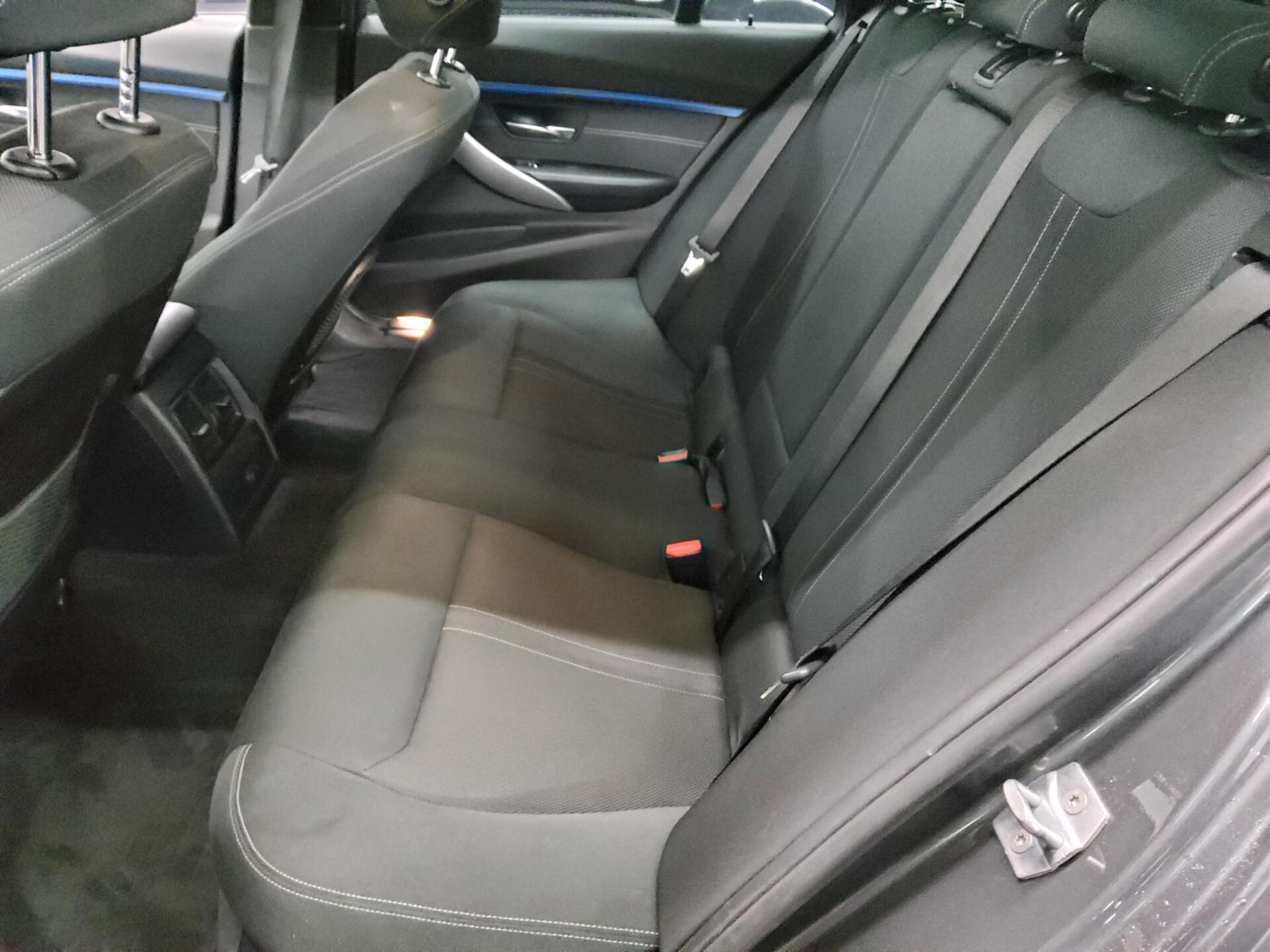 BMW 320dA Touring M-Sport Navi LED AHK PDC SHZ 12