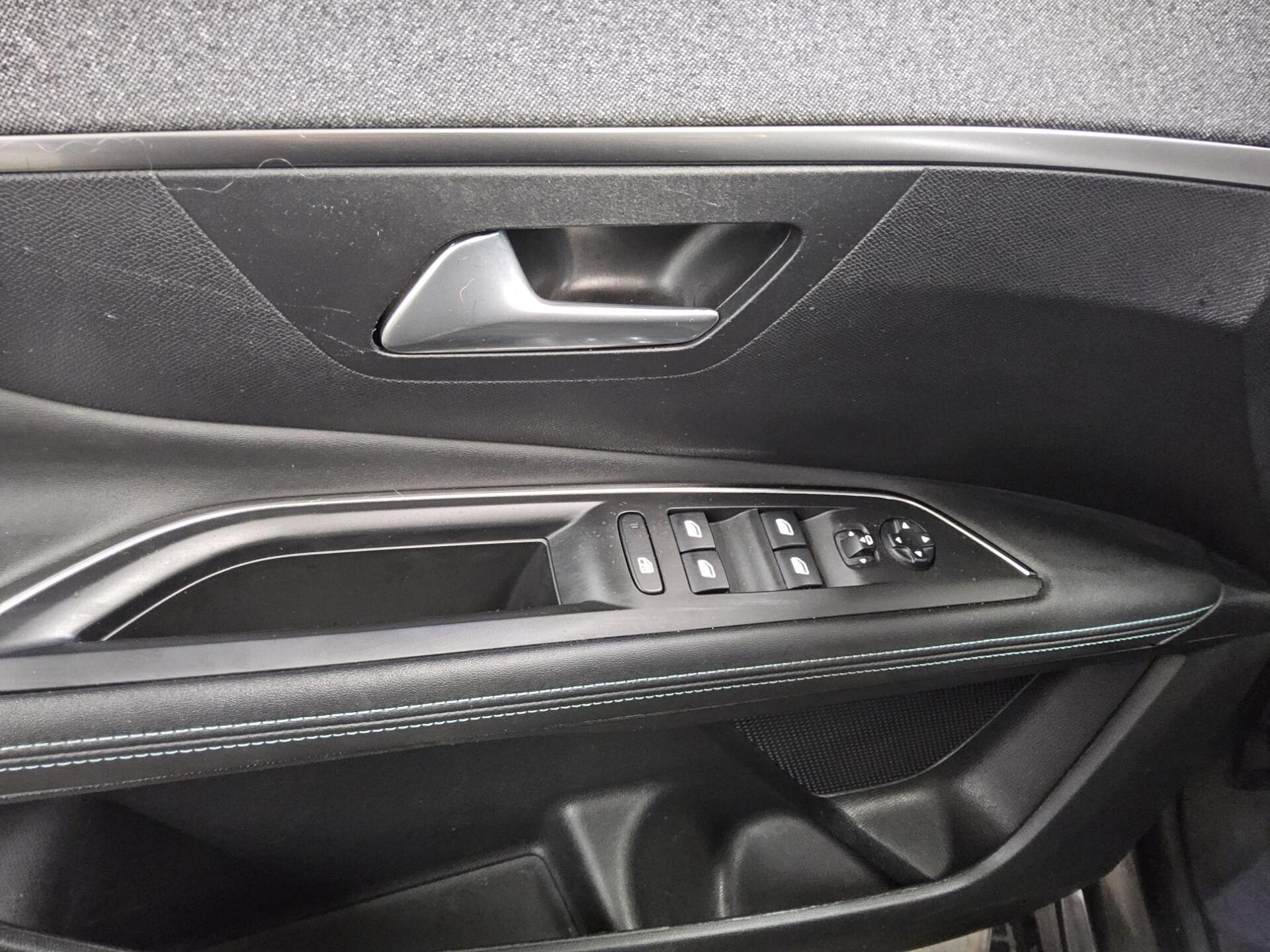 Peugeot 3008 1.5 BlueHDi 130 Allure Navi LED PDC ACC AHK 10