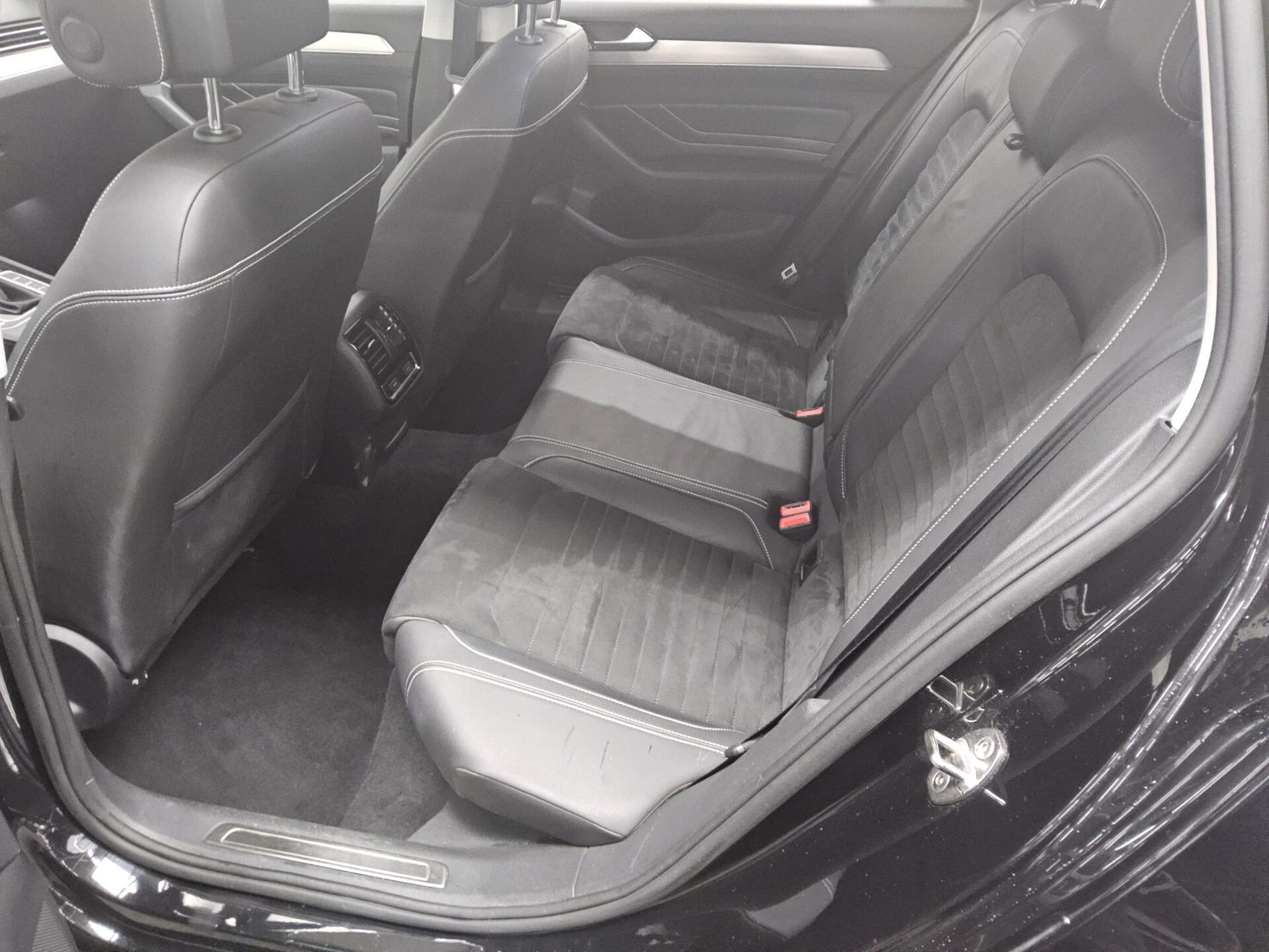 Volkswagen Passat Var. 2.0 TDI Elegance Navi LED RFK AHK 12