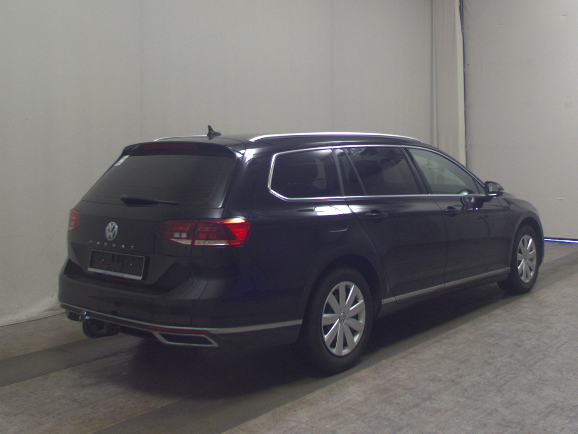 Volkswagen Passat Var. 2.0 TDI Elegance Navi LED RFK AHK 4