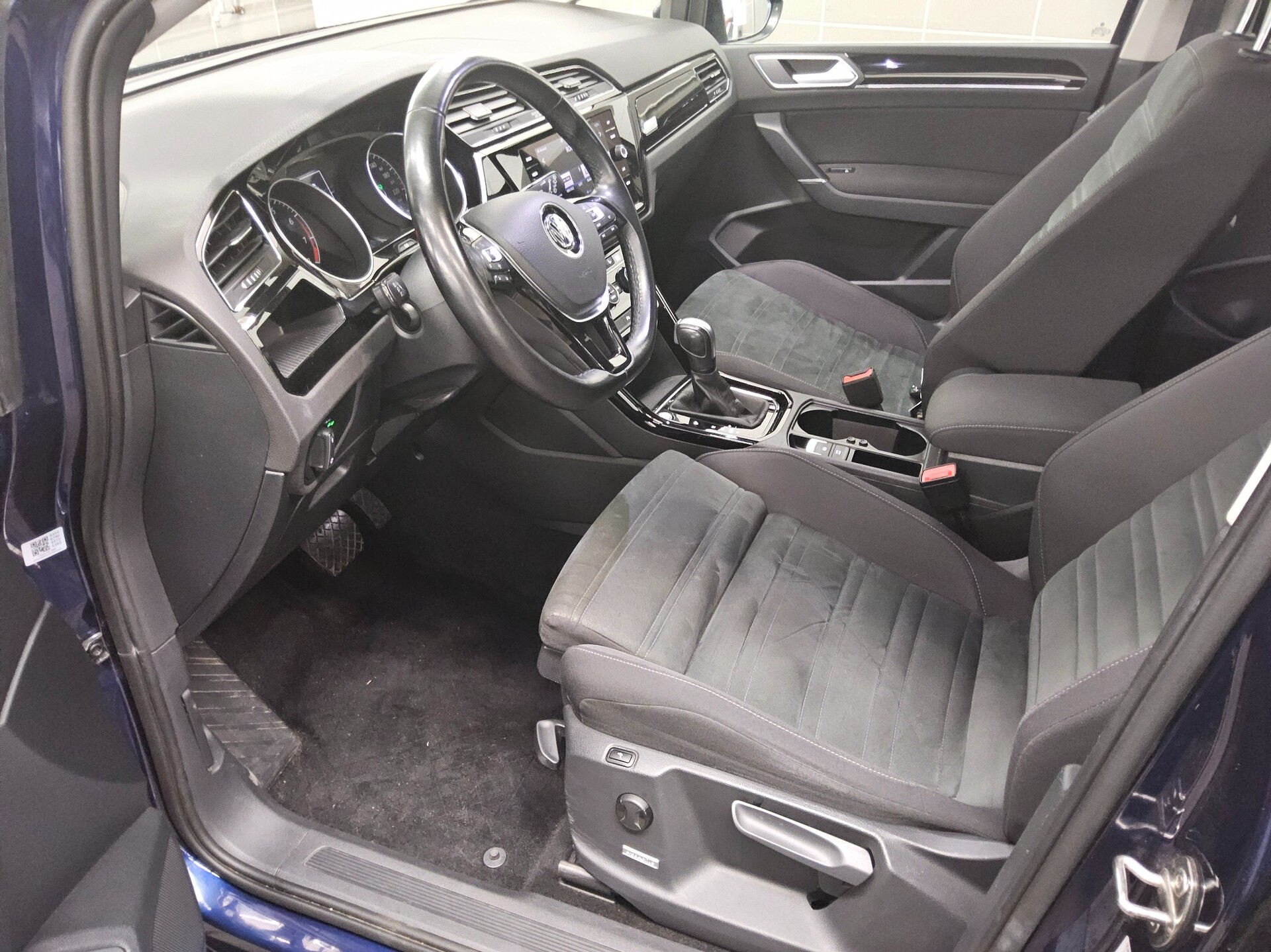 Volkswagen Touran 1.5 TSI Highline 7-Sitze LED AHK ACC 8