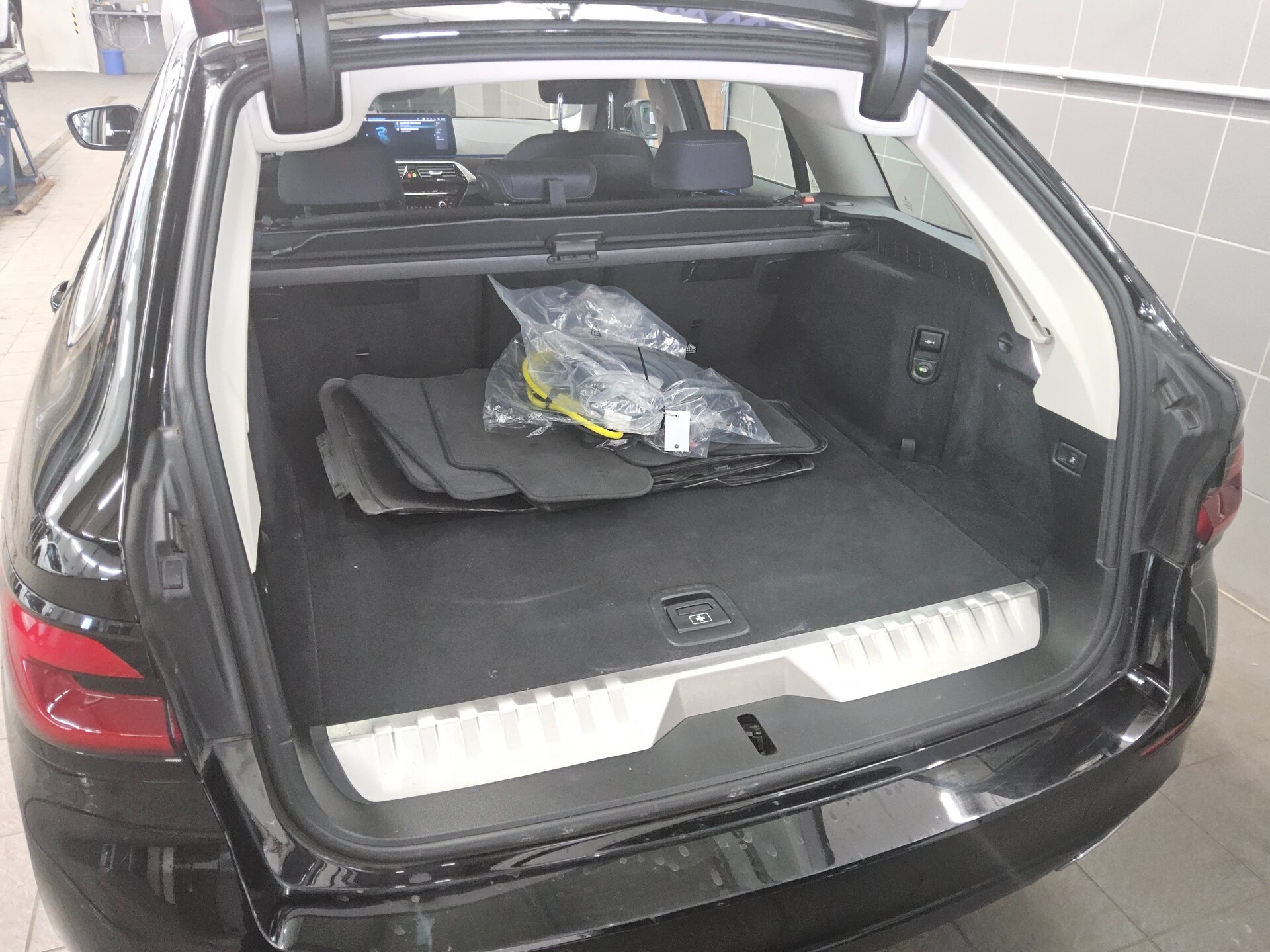 BMW 530e Touring Leder LC-Pro Navi AHK RfK ACC 12