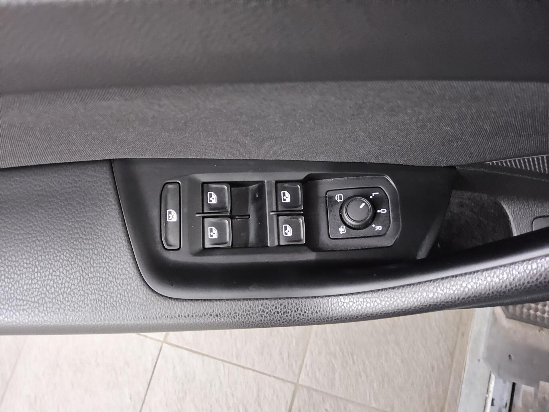 Volkswagen Passat Var. 2.0 TDI Business Navi LED ACC RFK 9