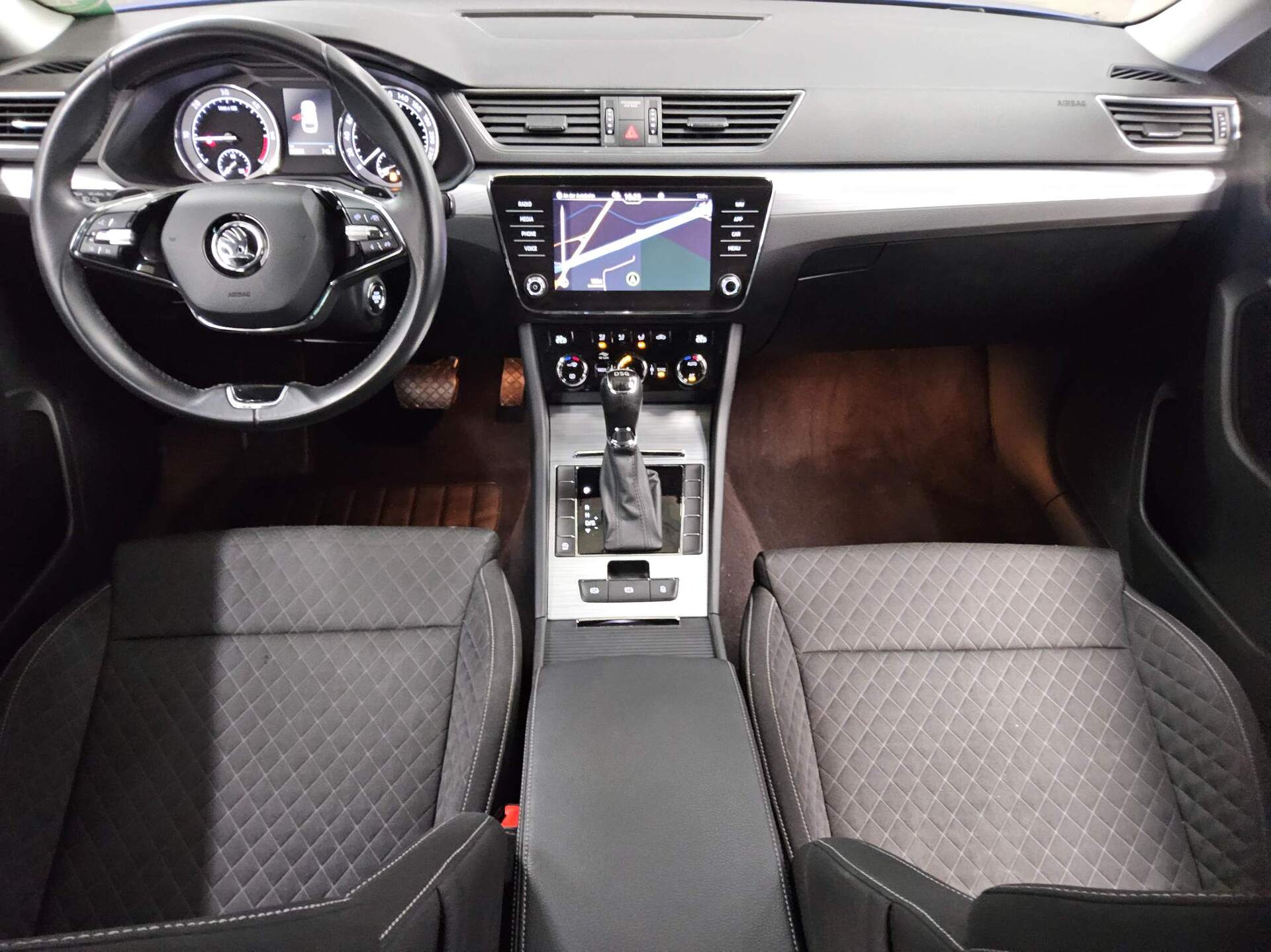 Skoda Superb Kombi 2.0 TDI Ambition Navi LED DAB PDC 5