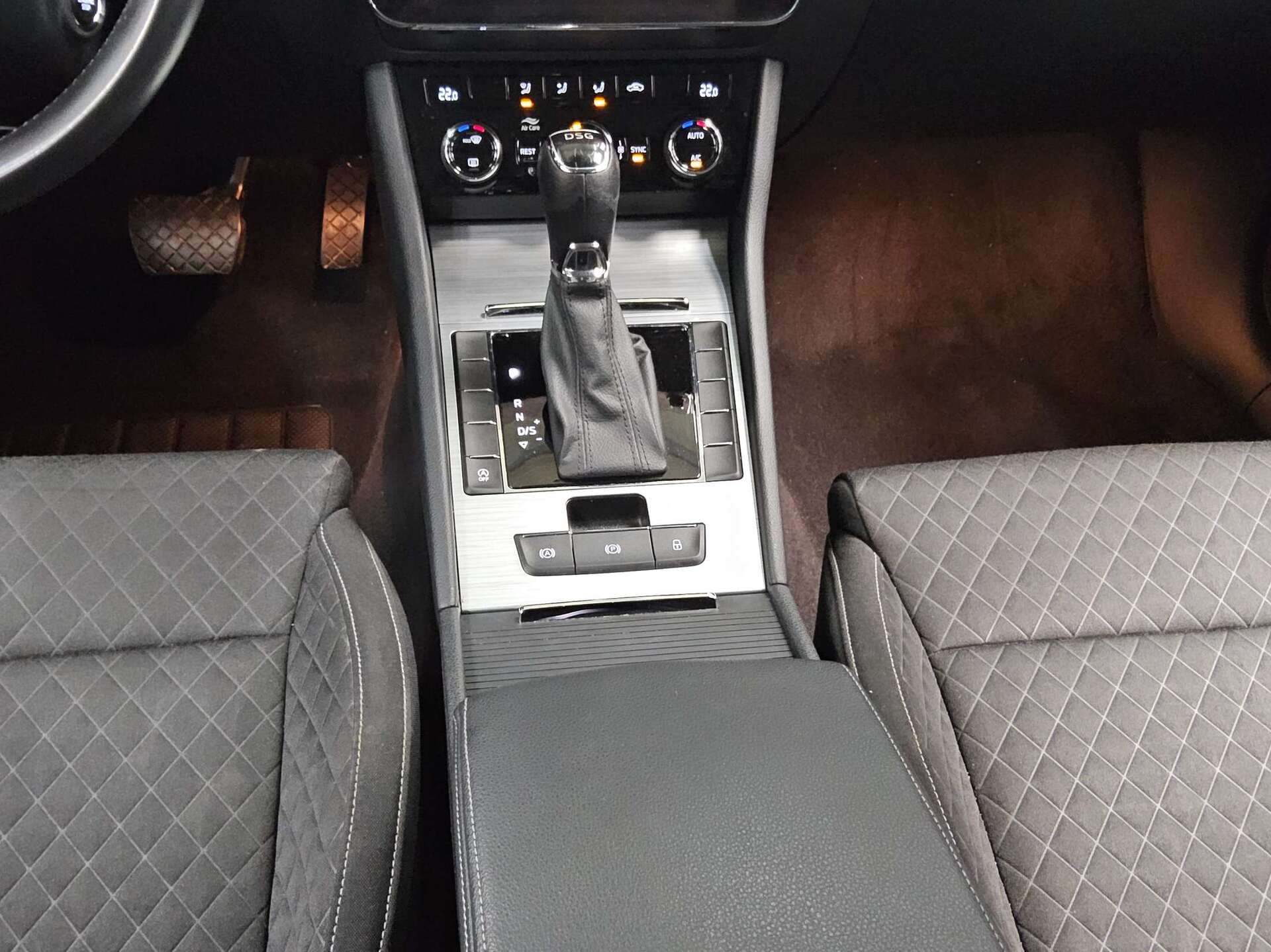 Skoda Superb Kombi 2.0 TDI Ambition Navi LED DAB PDC 6