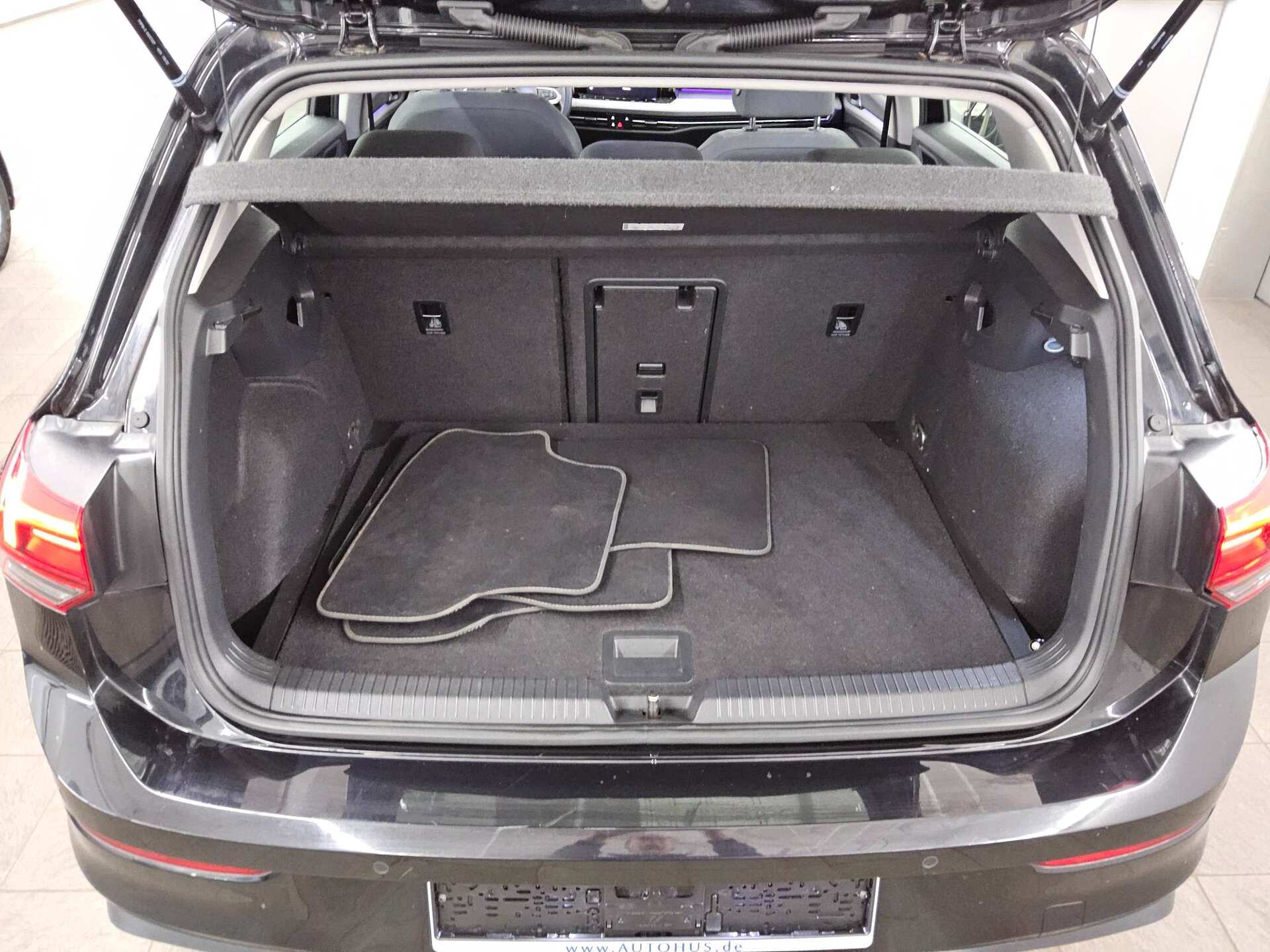 Volkswagen Golf-8 2.0 TDI Life Navi LED DC ACC PDC SHZ 12