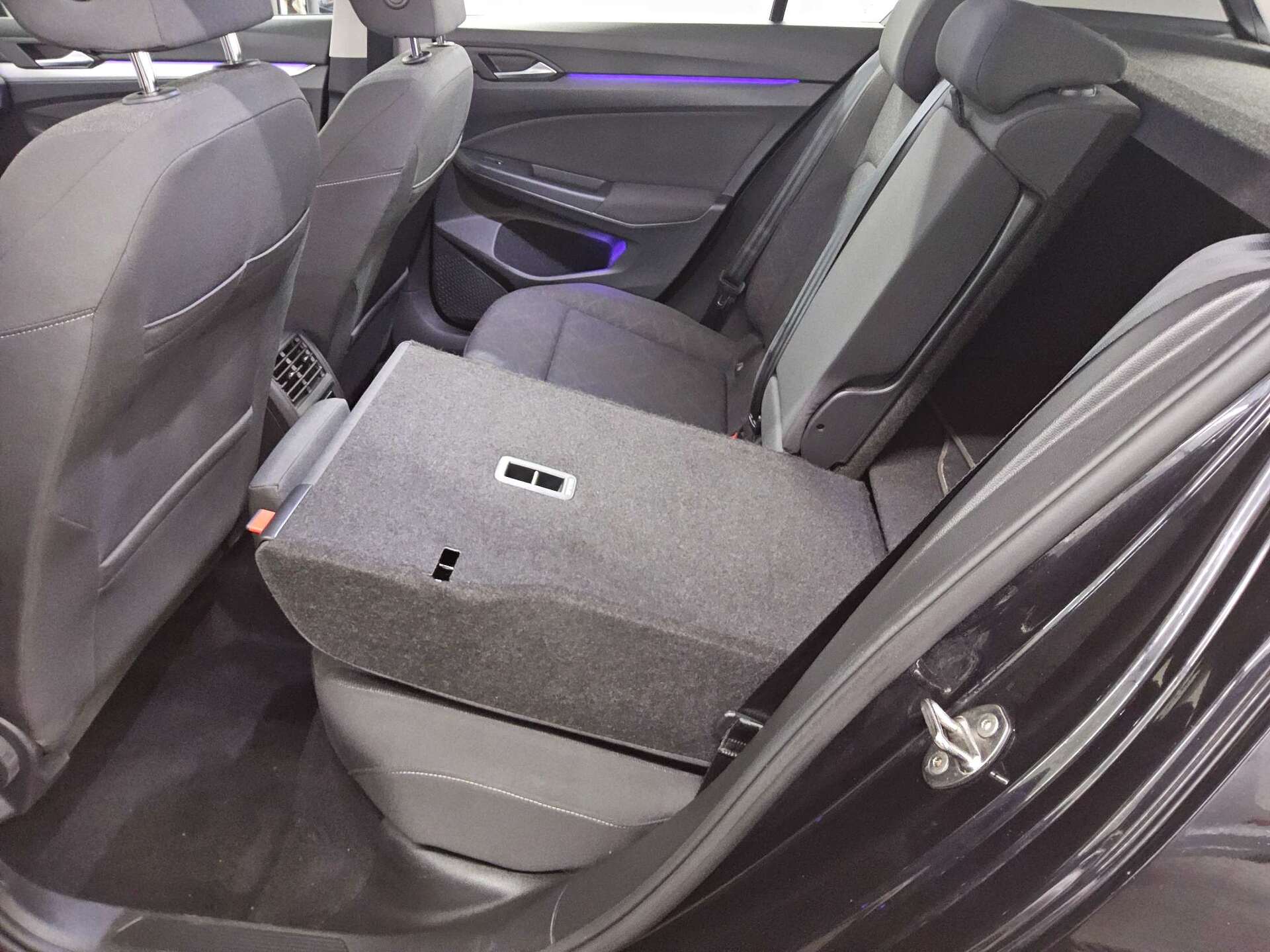 Volkswagen Golf-8 2.0 TDI Life Navi LED DC ACC PDC SHZ 13