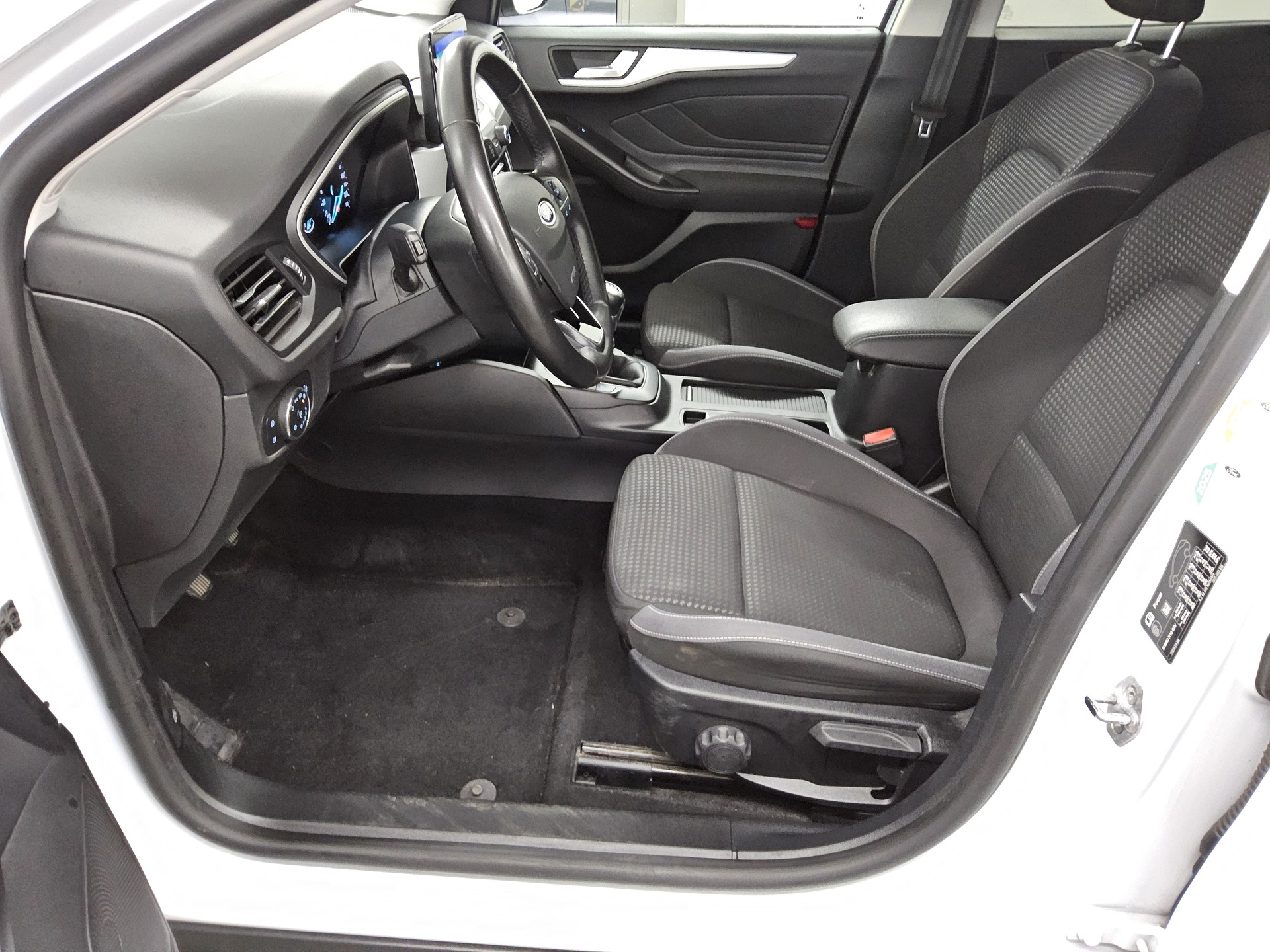 Ford Focus Turnier 1.5 EB Cool&Connect Navi LED 8
