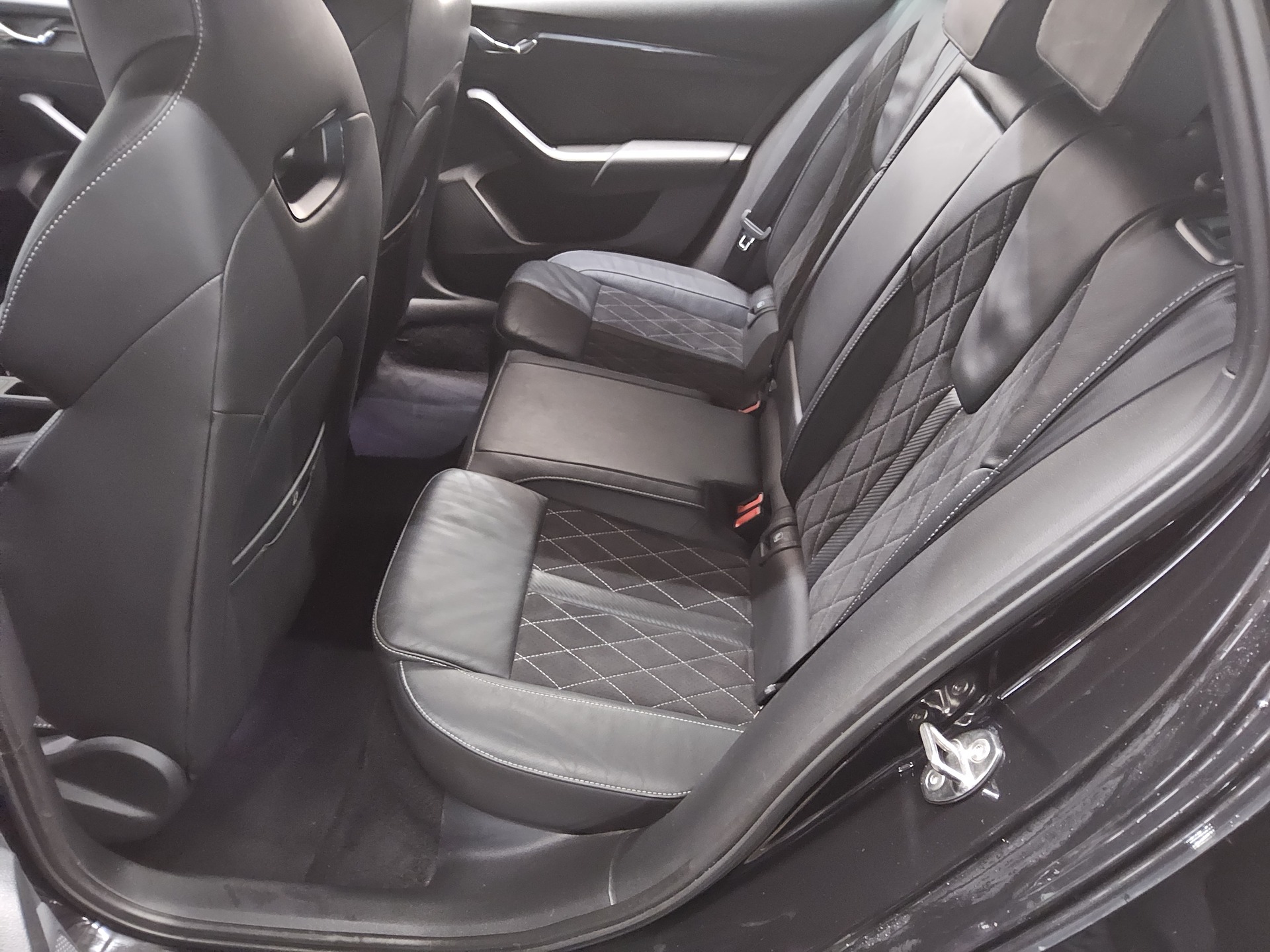 Skoda Octavia Kombi 1.4 TSI iV RS Navi LED HuD Canton 13