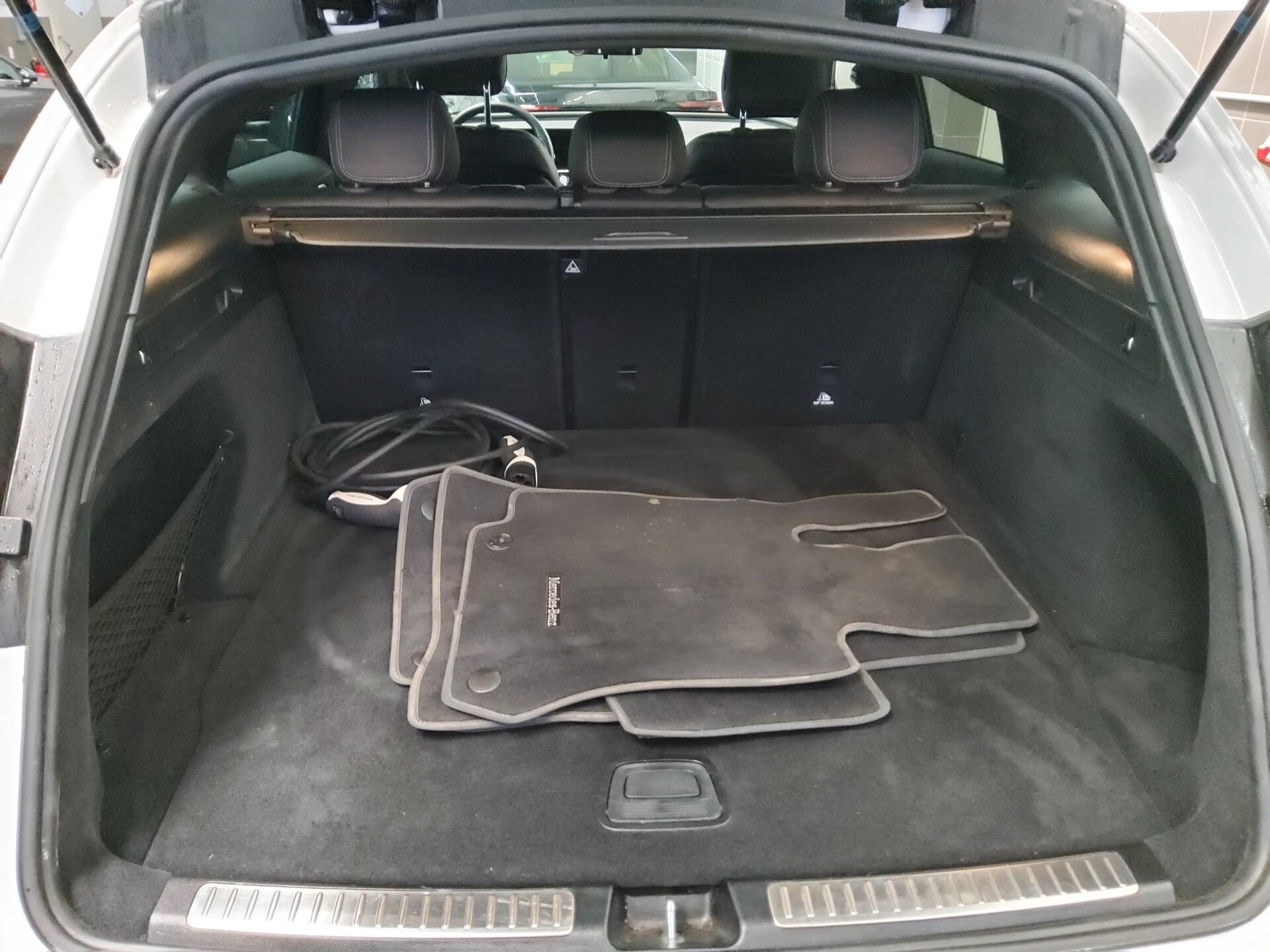 Mercedes-Benz EQC 400 4M Leder Navi LED Sound RfK Ambiente 12