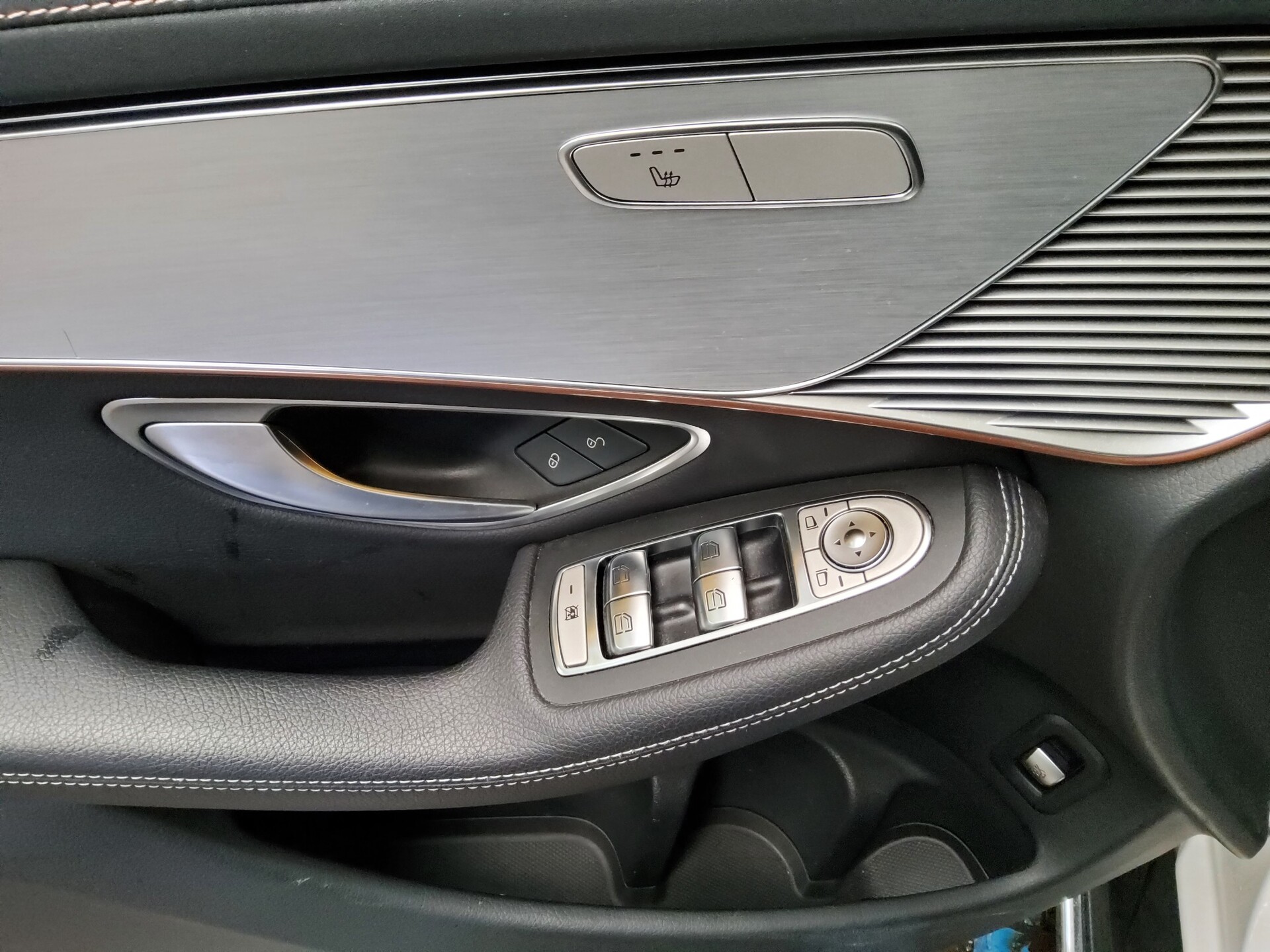 Mercedes-Benz EQC 400 4M Leder Navi LED Sound RfK Ambiente 10