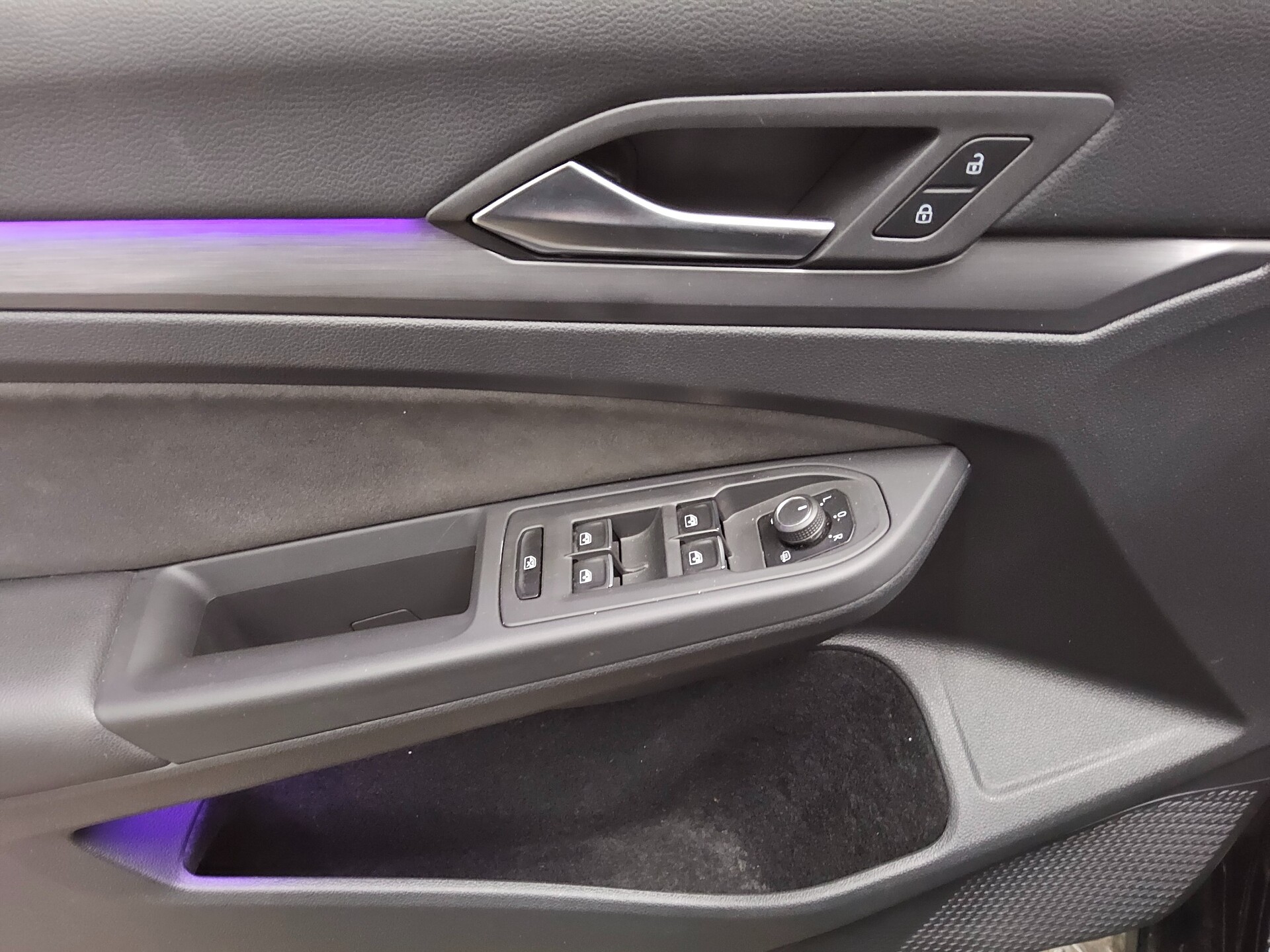 Volkswagen Golf-8 Var. 2.0 TDI Style Navi LED+ DC AHK 10