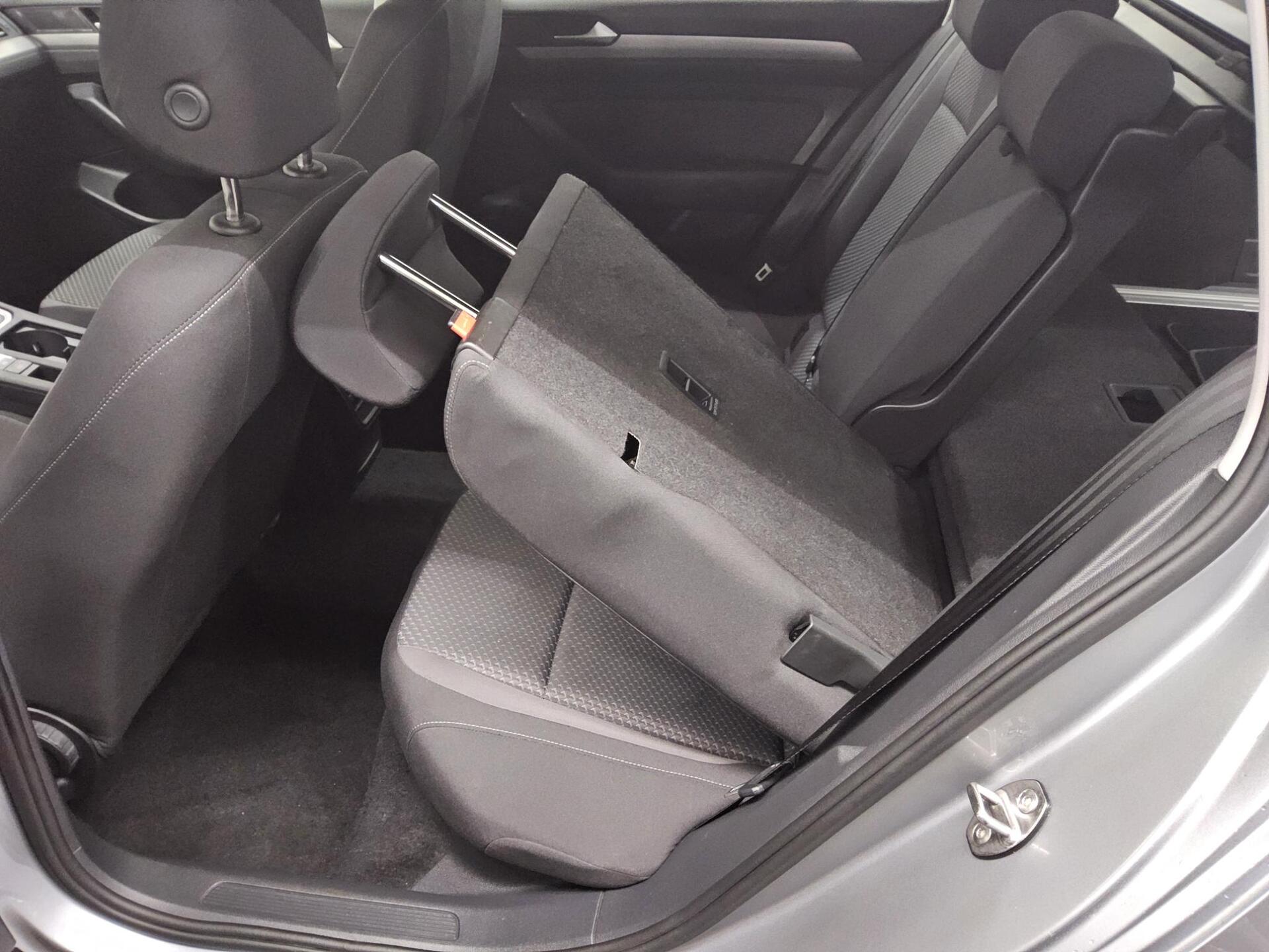 Volkswagen Passat Var. 2.0 TDI Navi LED PDC 12