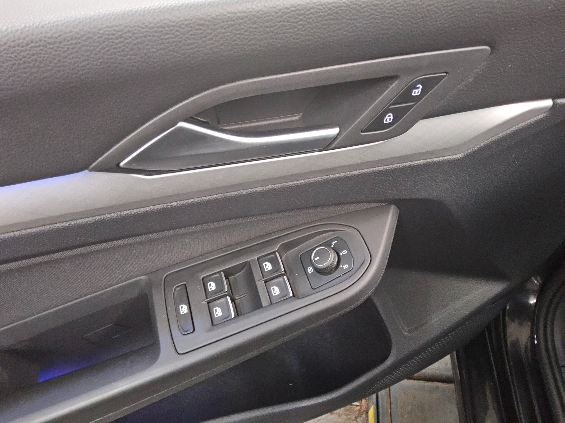 Volkswagen Golf-8 Var. 2.0 TDI Life Navi LED DC-Pro ACC 9