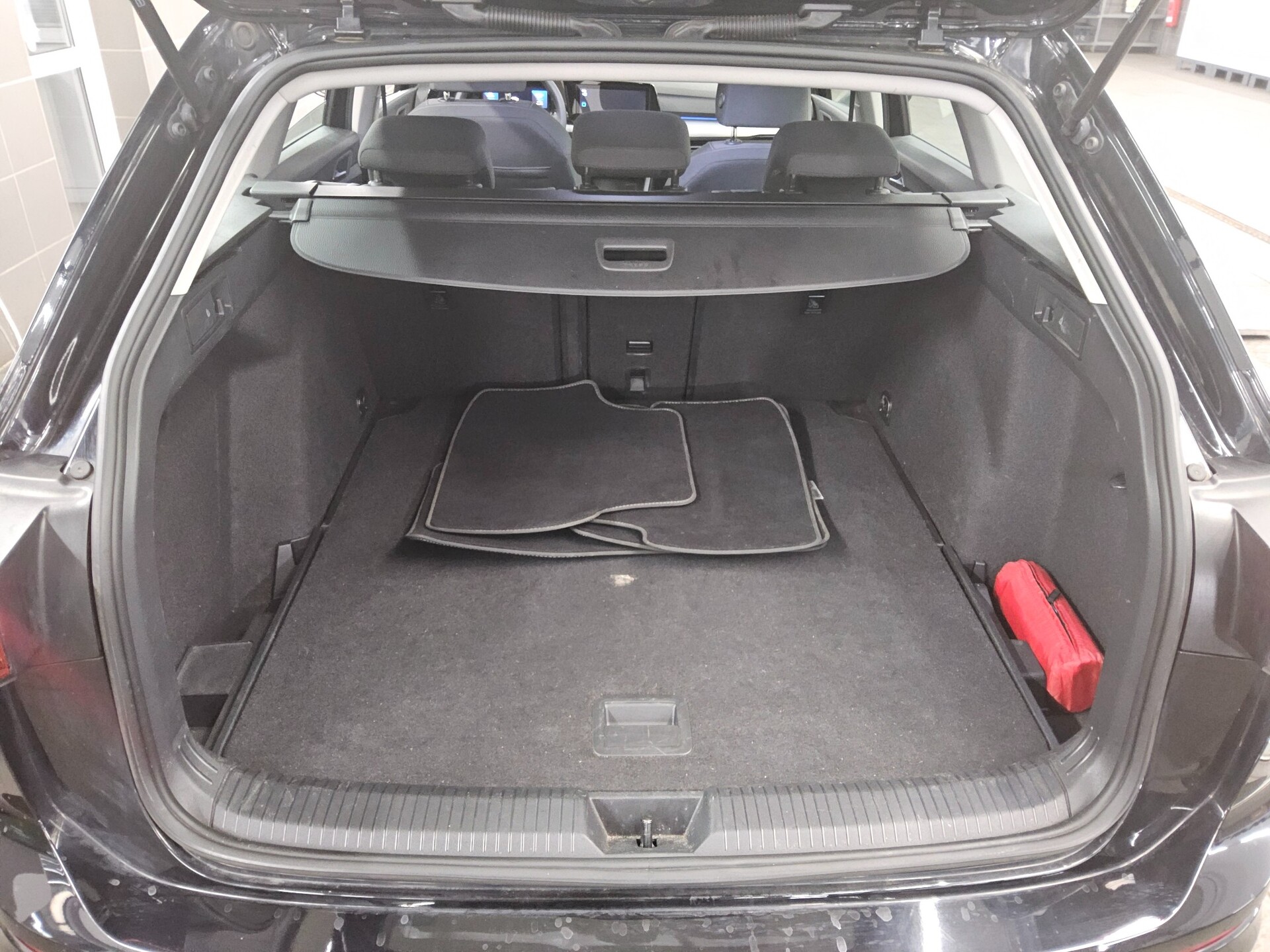 Volkswagen Golf-8 Var. 2.0 TDI Life Navi LED DC-Pro ACC 12