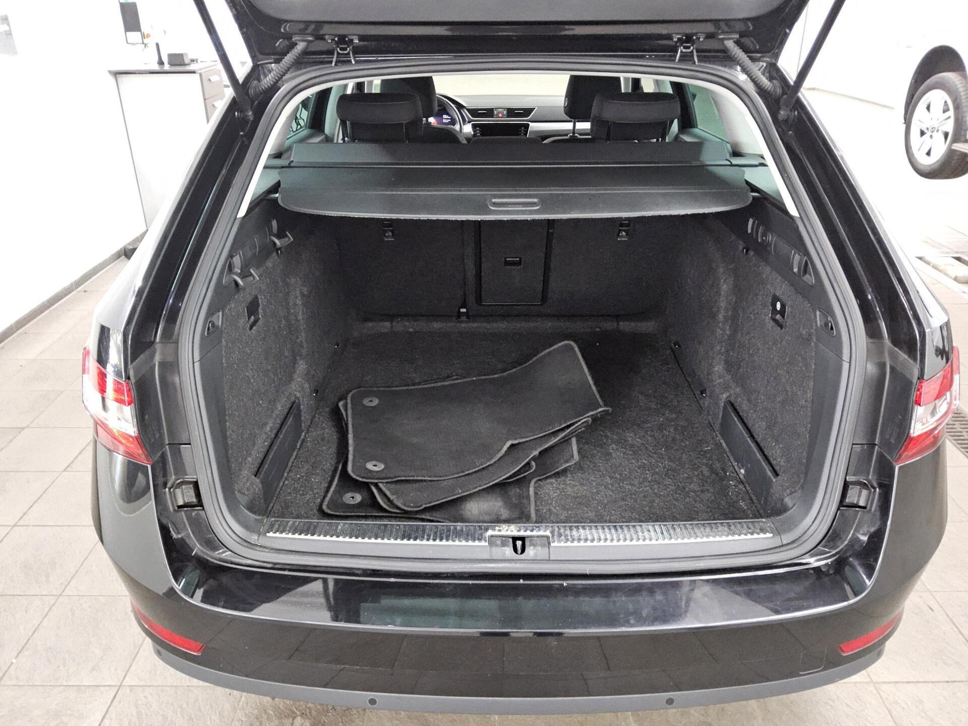 Skoda Superb Kombi 2.0 TDI Ambition Navi LED vc ACC 12