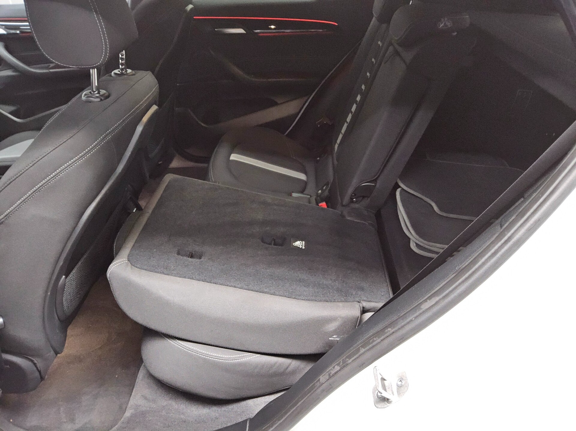 BMW X2 xDrive20d Advantage Navi LED HuD RFK AHK 12