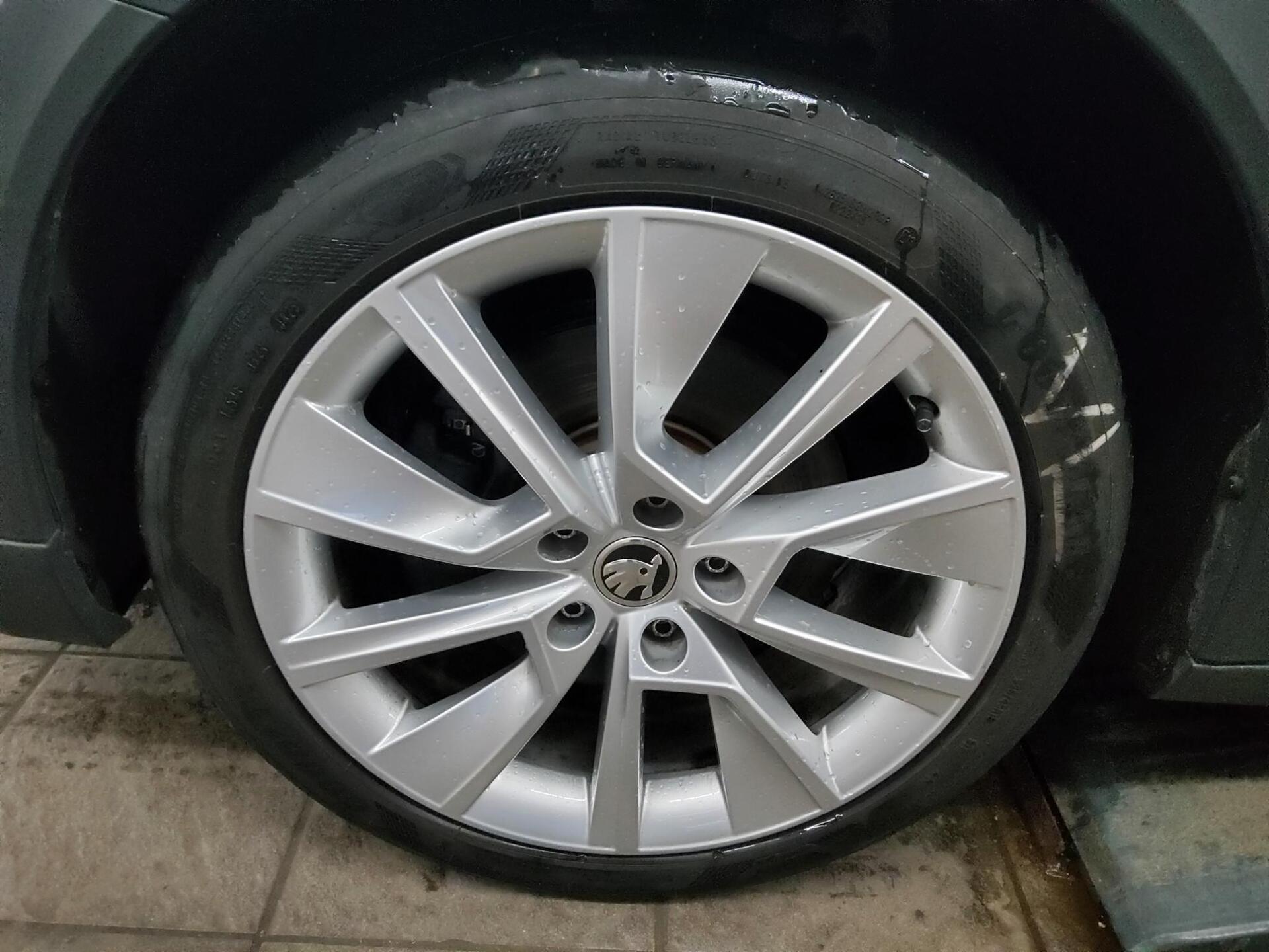 Skoda Octavia Kombi 2.0 TDI 4x4 Scout Navi vc HuD AHK 11