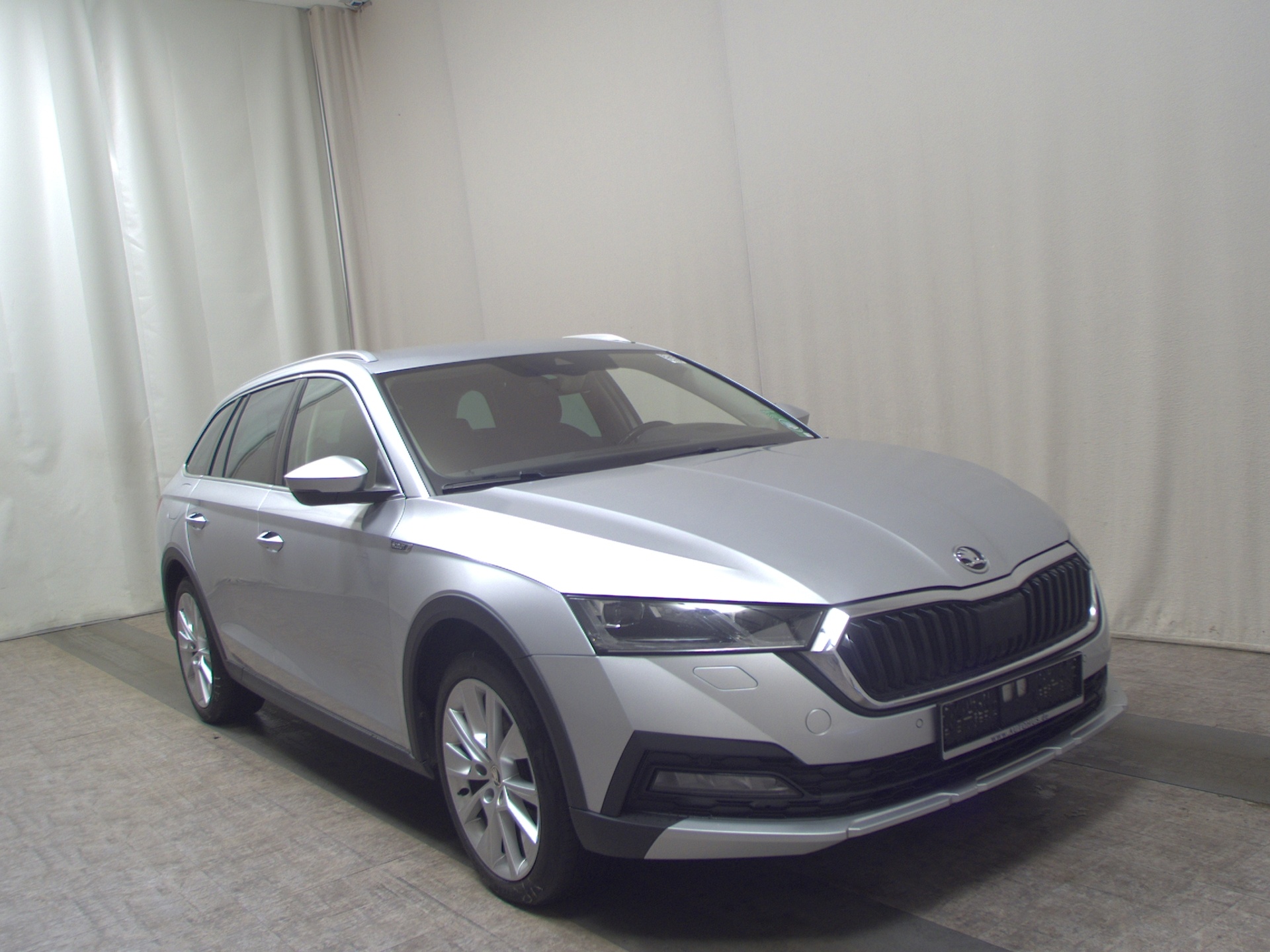 Skoda Octavia Kombi 2.0 TDI 4x4 Scout Navi vc HuD AHK 3