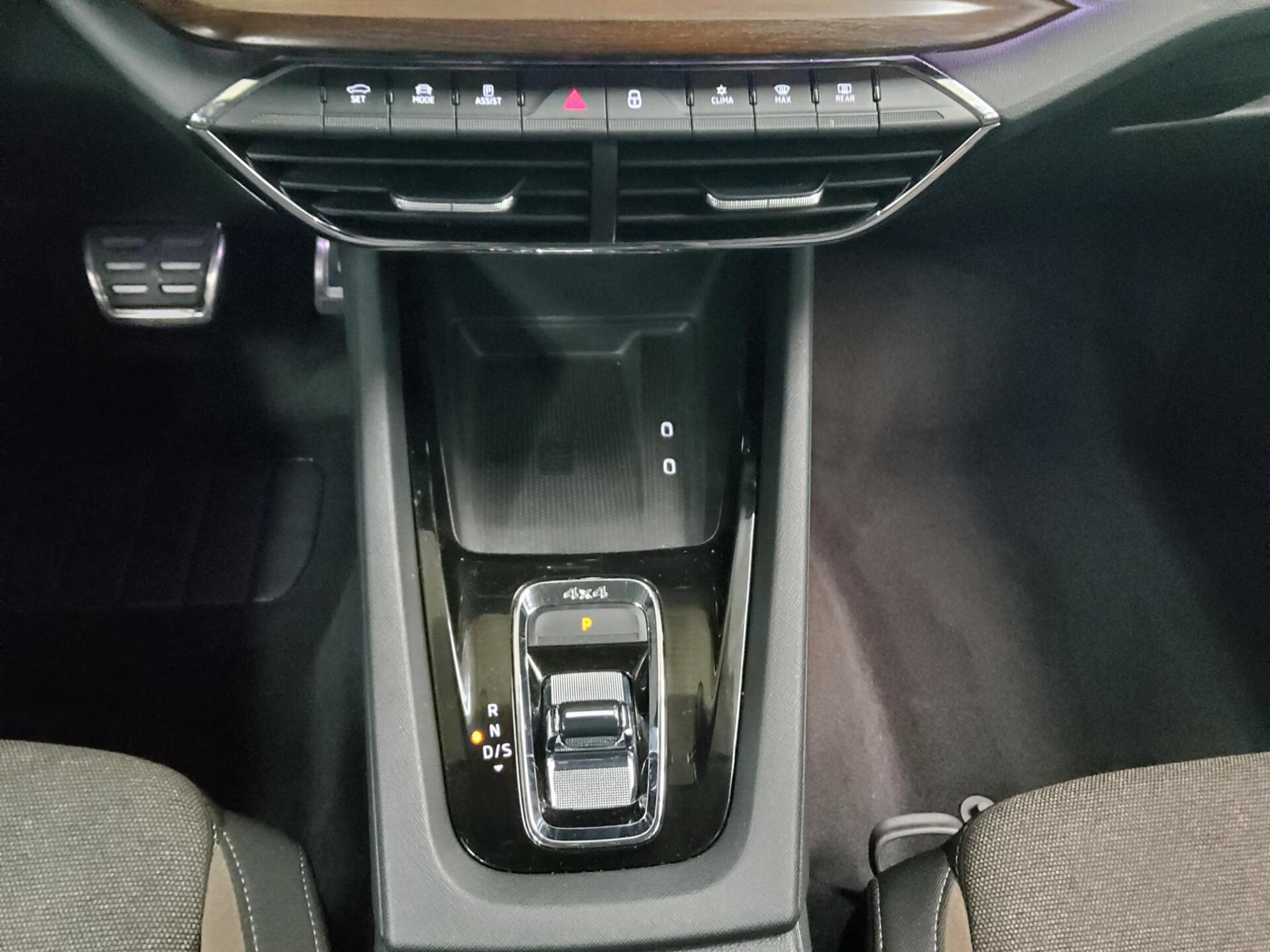 Skoda Octavia Kombi 2.0 TDI 4x4 Scout Navi vc HuD AHK 6